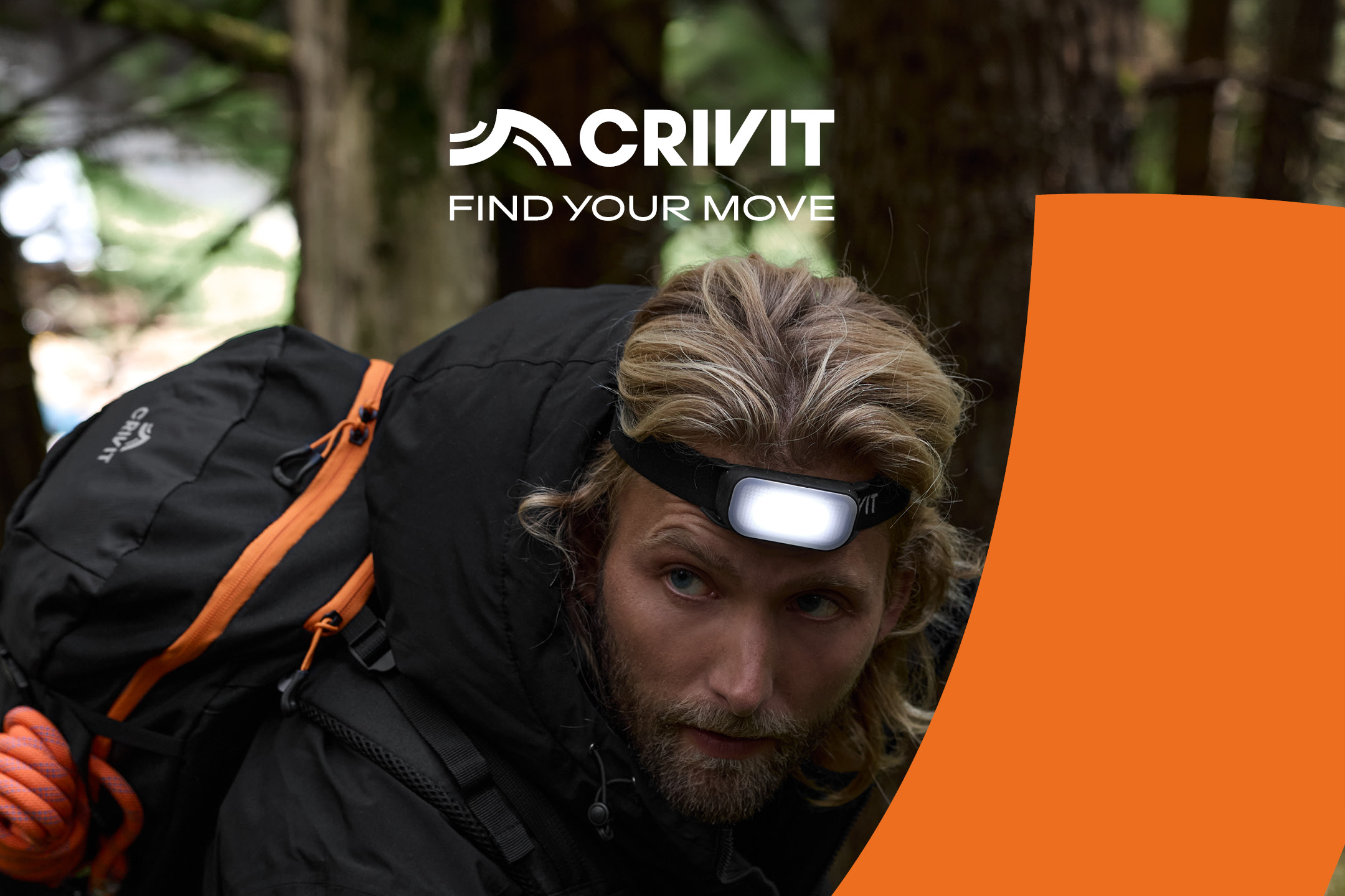 Uomo con zaino da trekking e lampada frontale, con testo 'CRIVIT FIND YOUR MOVE'.