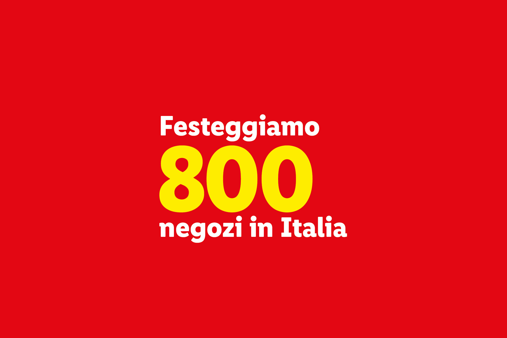 Testo su sfondo rosso che celebra 800 negozi in Italia.