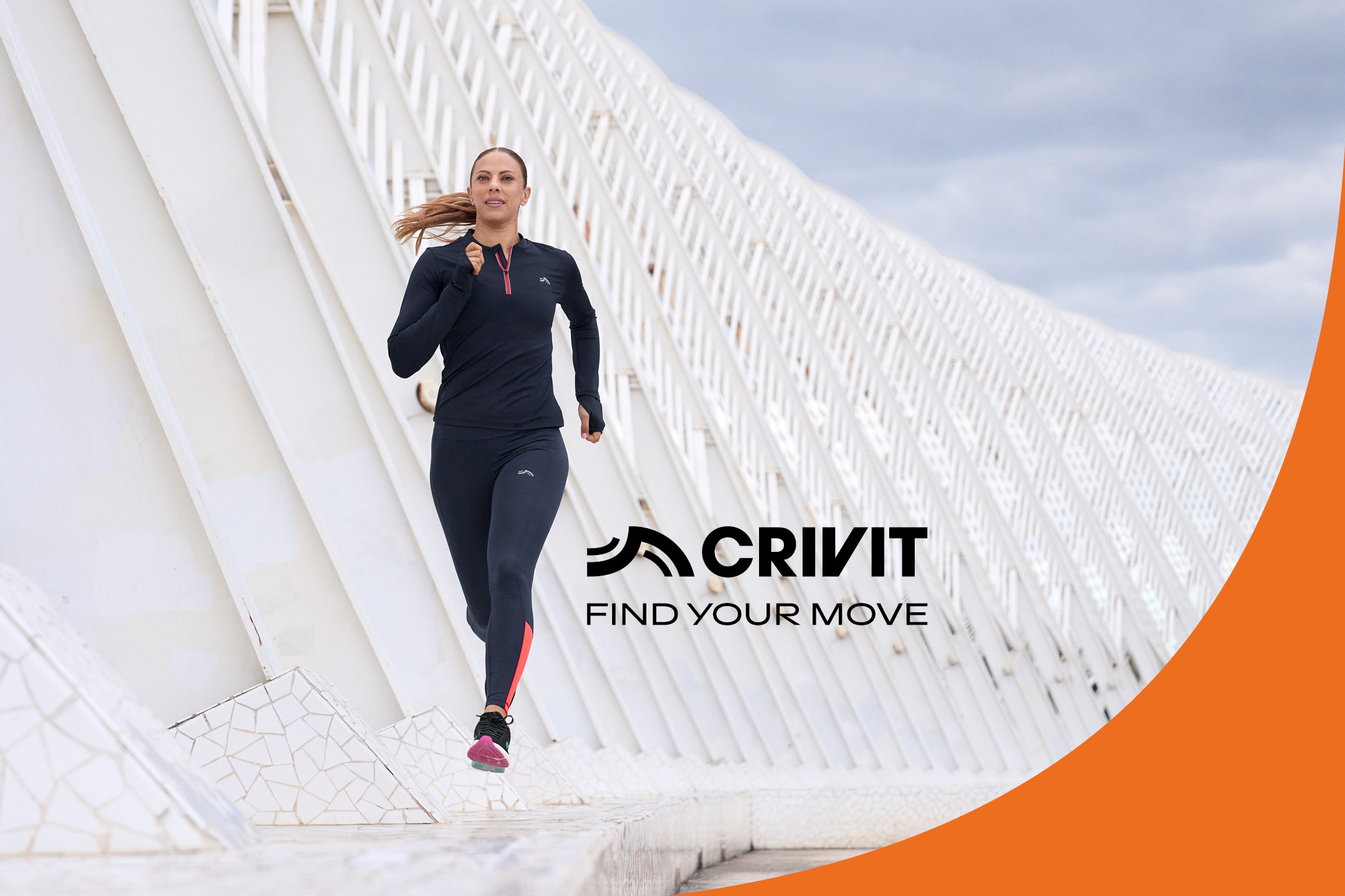 Donna che corre con abbigliamento sportivo nero, leggings e maglia a maniche lunghe, con la scritta 'FIND YOUR MOVE'.