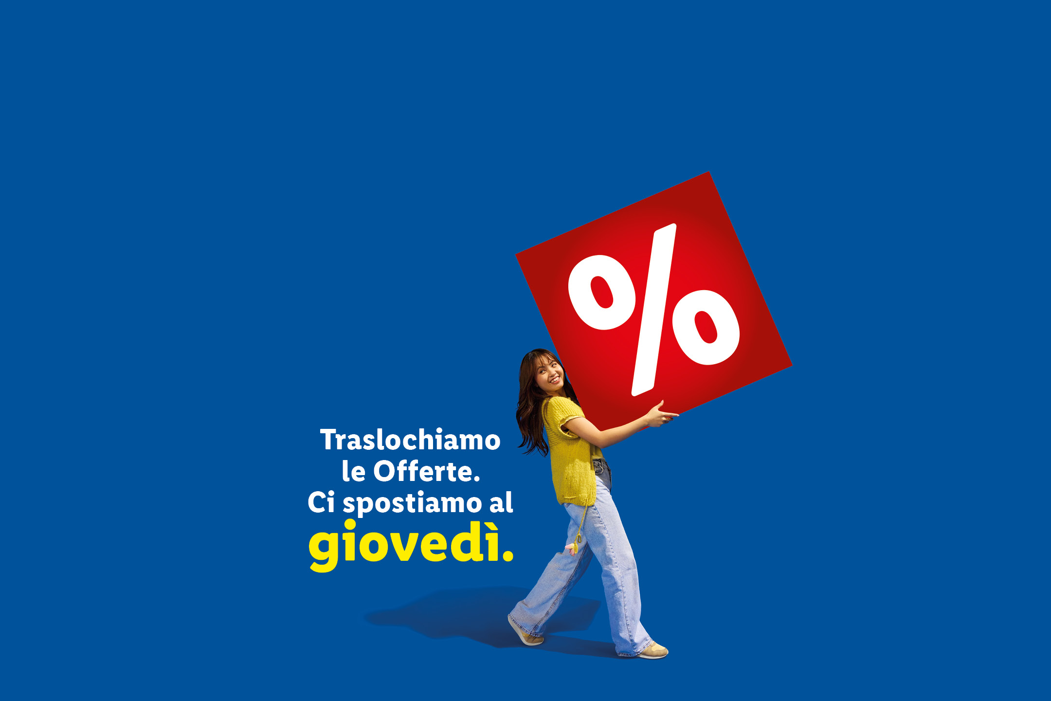 Una donna sorridente tiene un grande cartello rosso con il simbolo della percentuale, con testo che annuncia offerte spostate al giovedì.