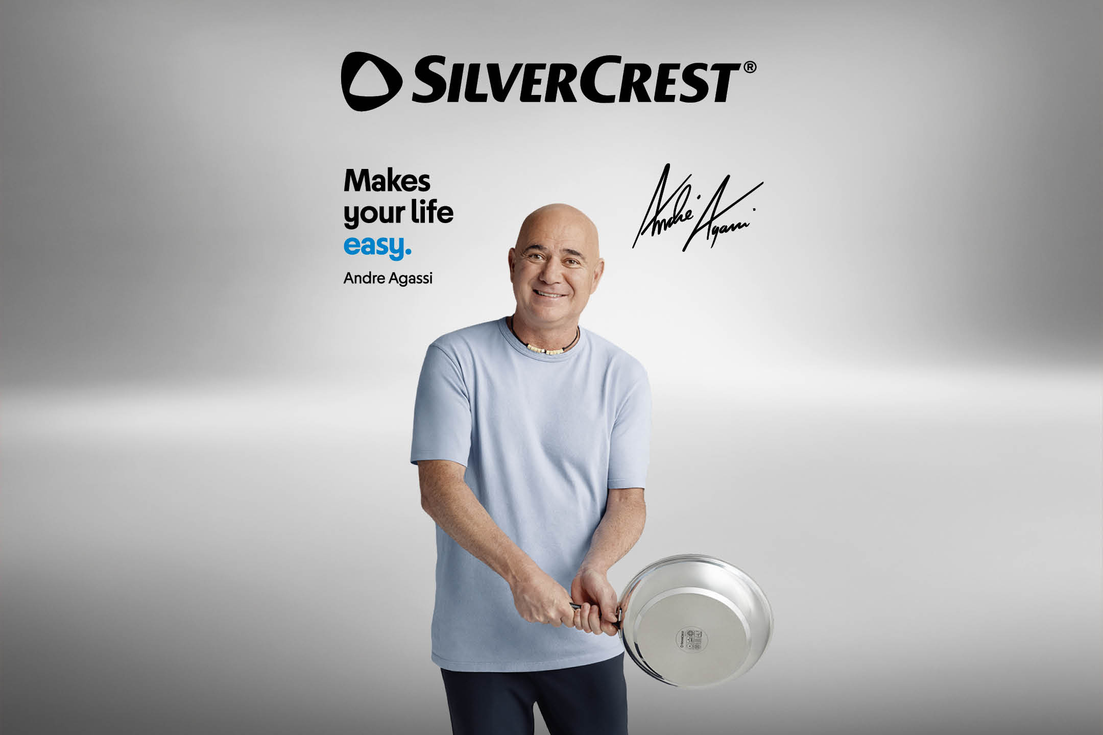 Andre Agassi sorride tenendo una padella, con il testo 'Makes your life easy' e la sua firma.