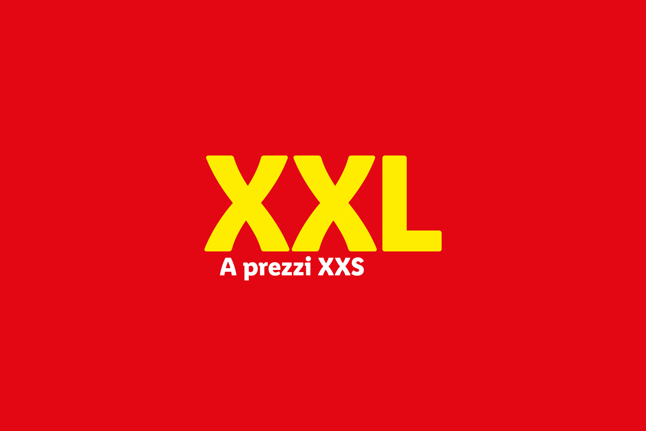 Testo giallo 'XXL' su sfondo rosso, con la scritta 'A prezzi XXS' in bianco sotto.