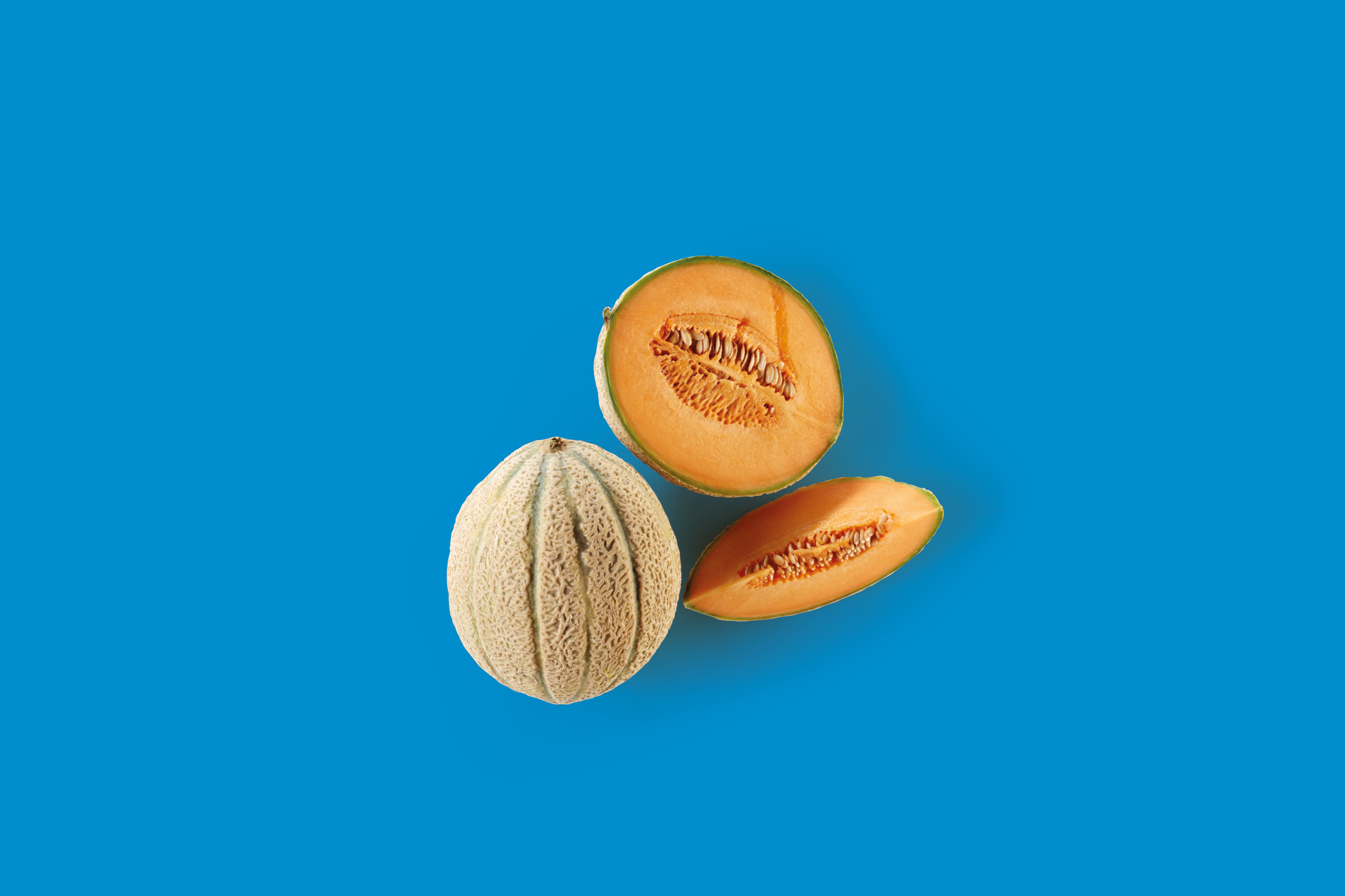 Meloni cantalupo interi e a fette su sfondo blu.