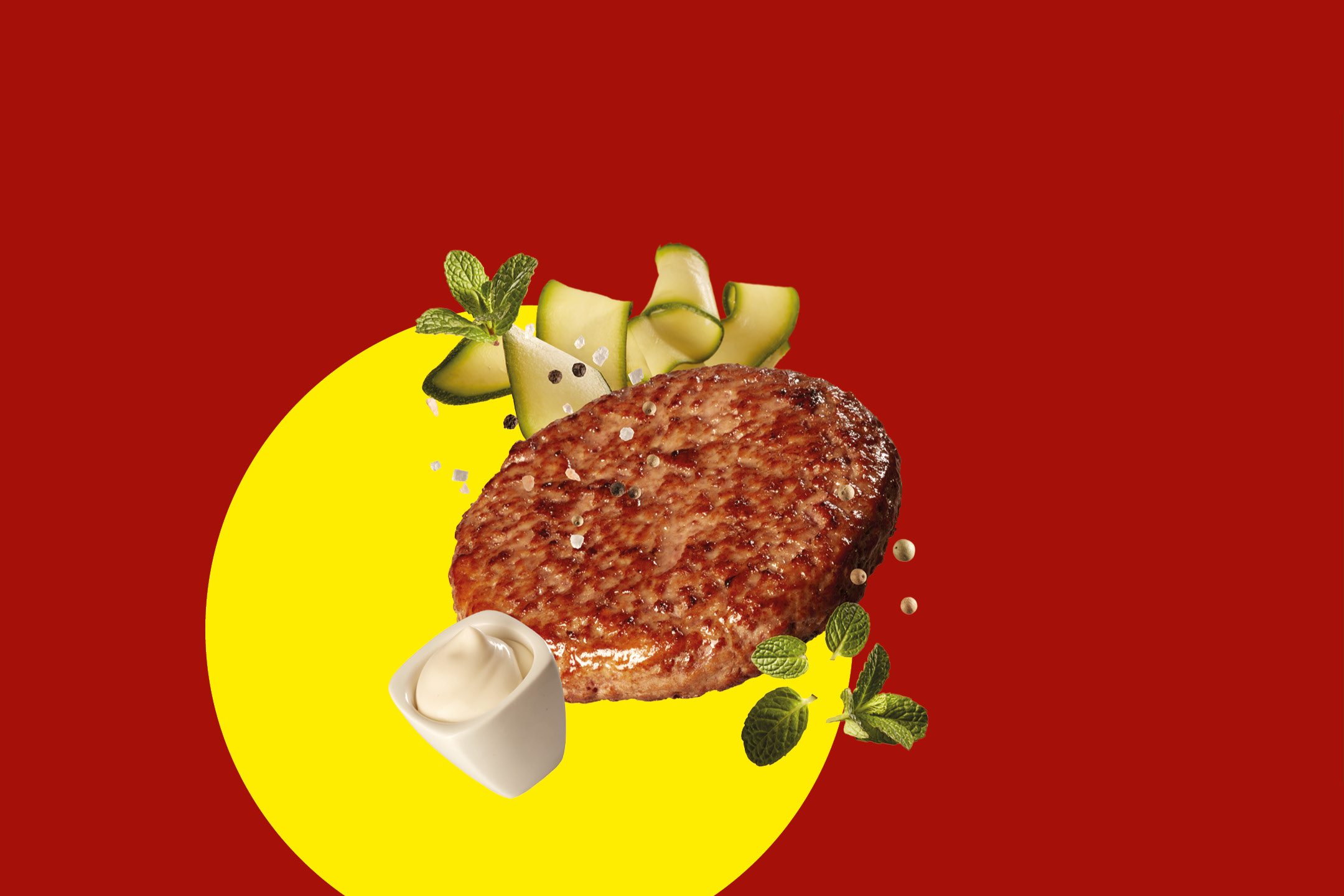Hamburger di carne con zucchine, menta e salsa su sfondo rosso e giallo.