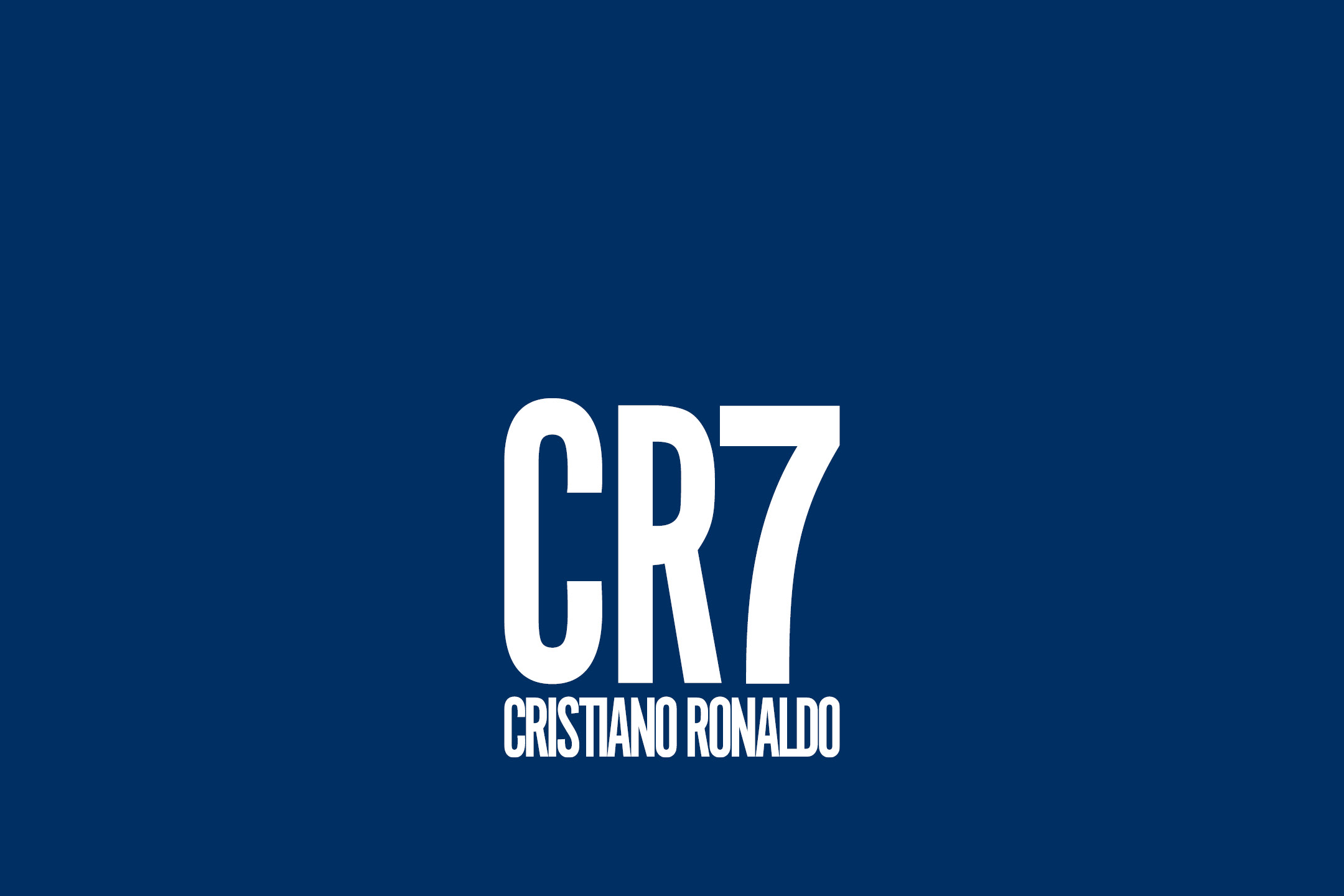 Logo CR7 con il nome Cristiano Ronaldo in bianco su sfondo blu scuro.