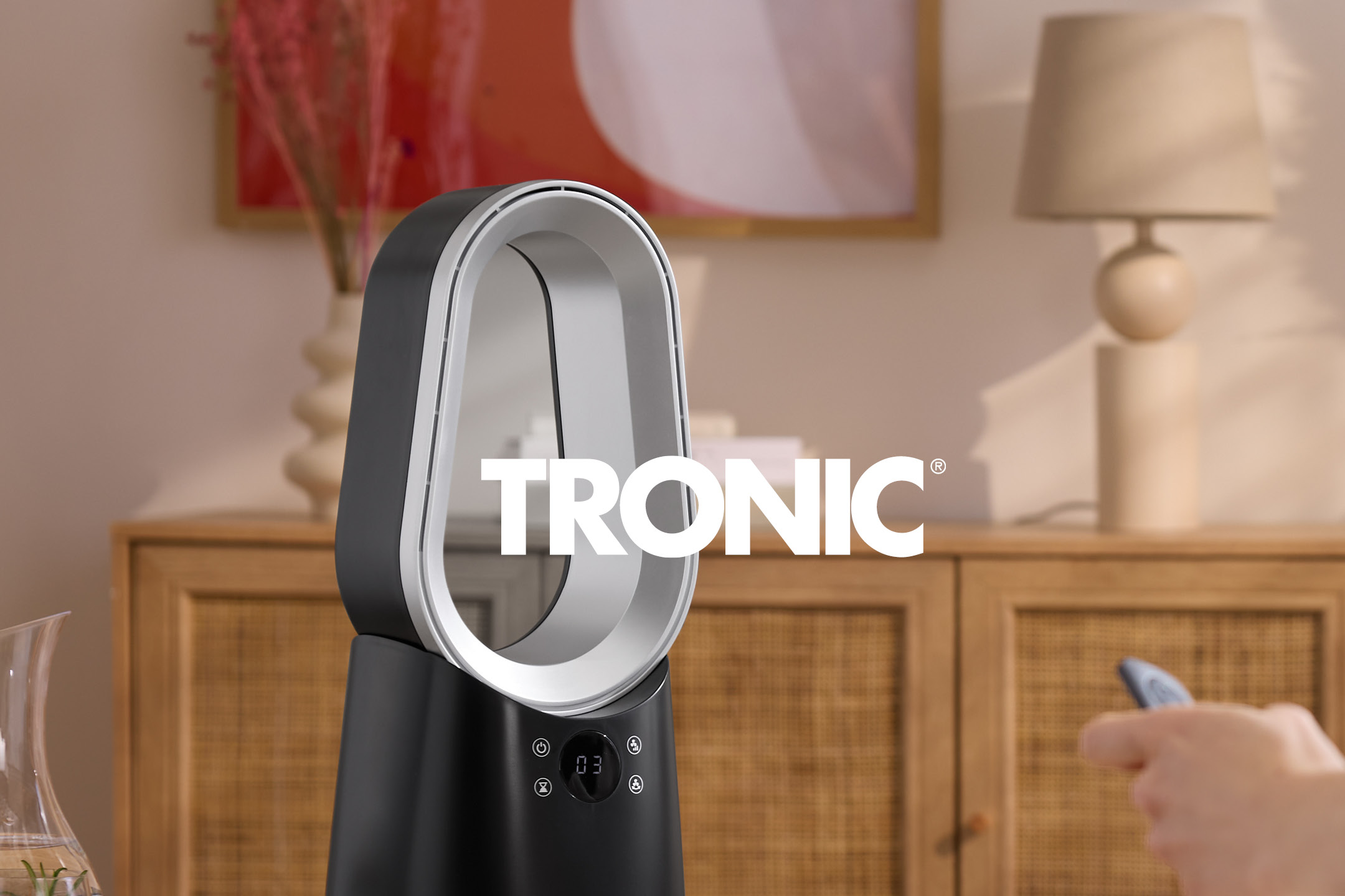 Ventilatore senza pale nero e argento con display digitale, telecomando e logo TRONIC.