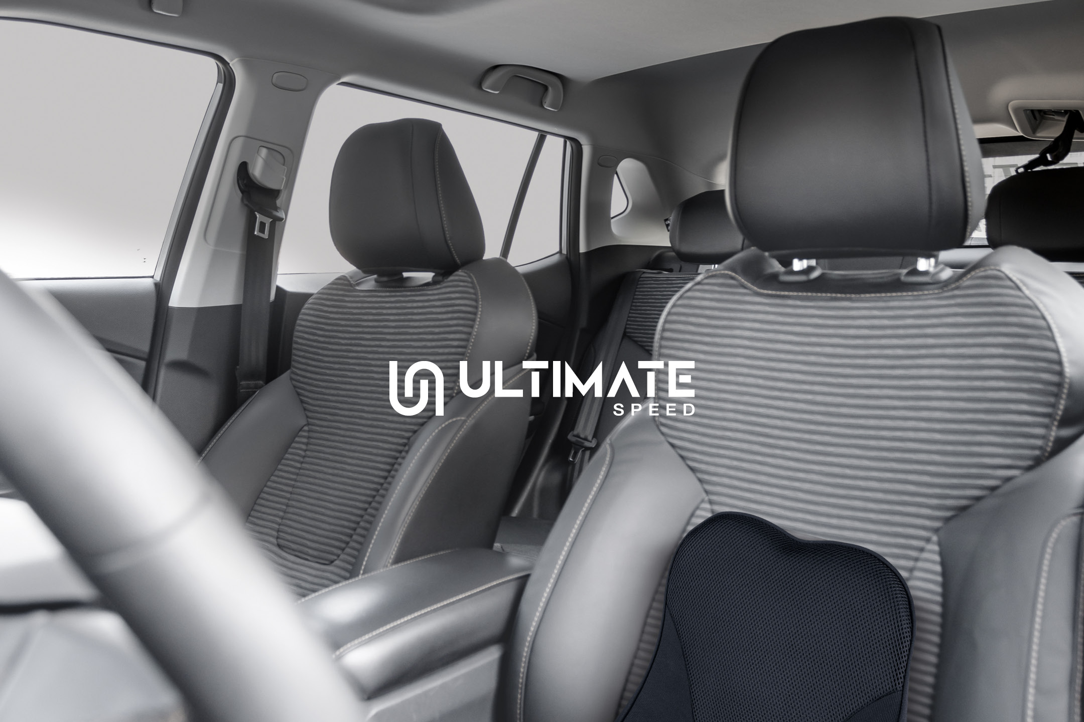 Interno di un'auto con cuscino lombare sul sedile anteriore e logo 'ULTIMATE SPEED'.