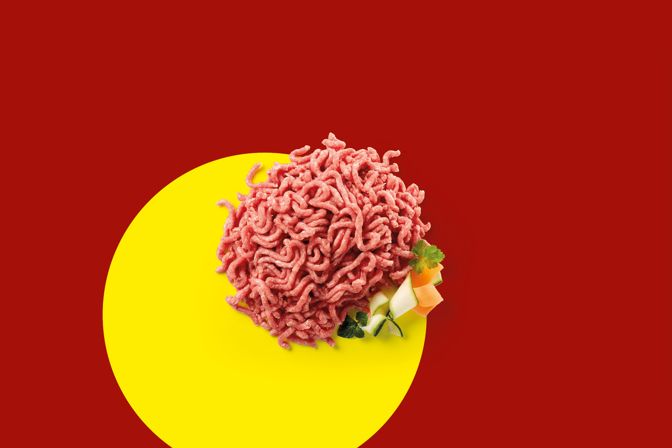 Carne macinata con verdure su sfondo rosso e cerchio giallo.