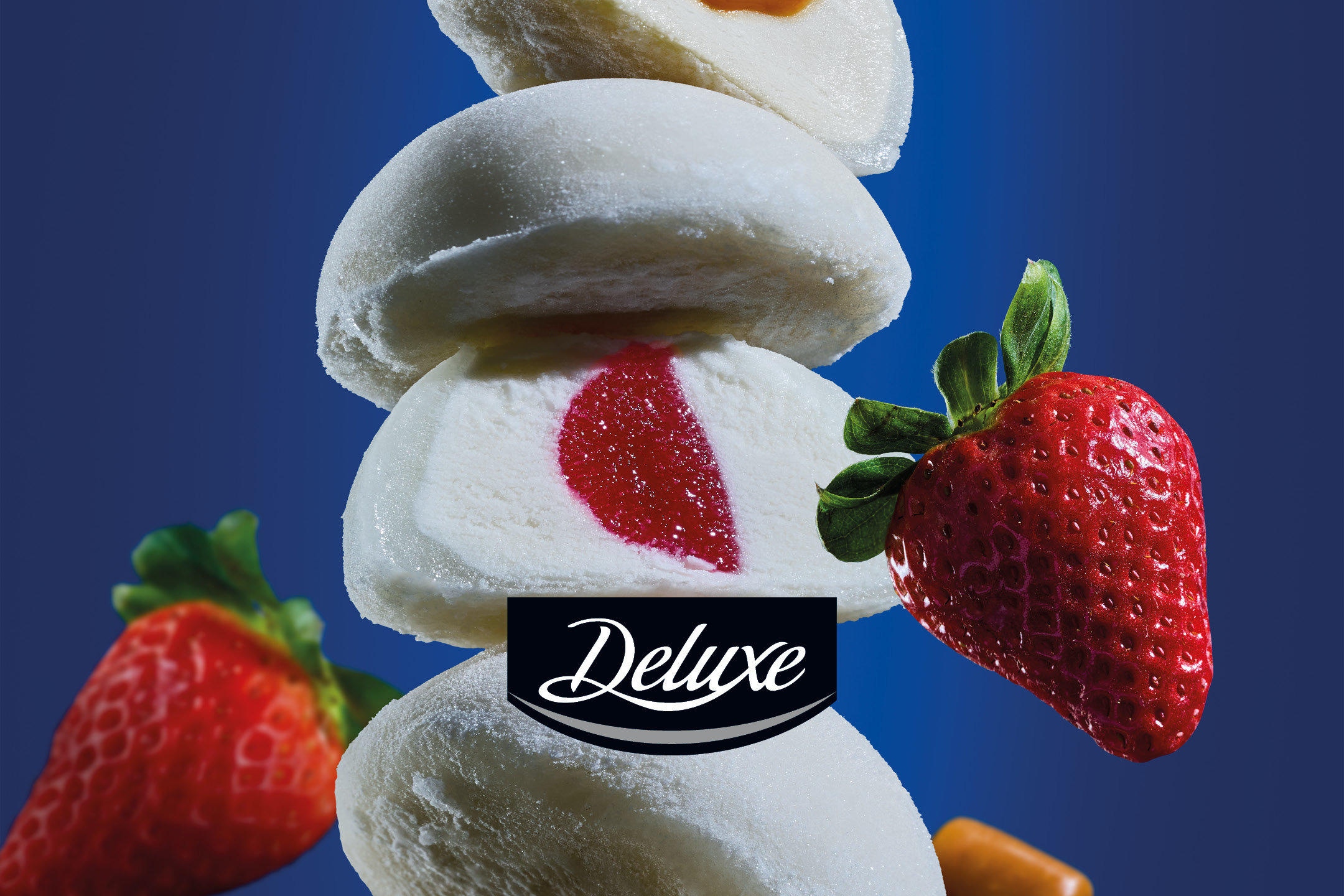 Mochi impilati con ripieno di fragola e caramello, con fragole fresche e logo 'Deluxe'.