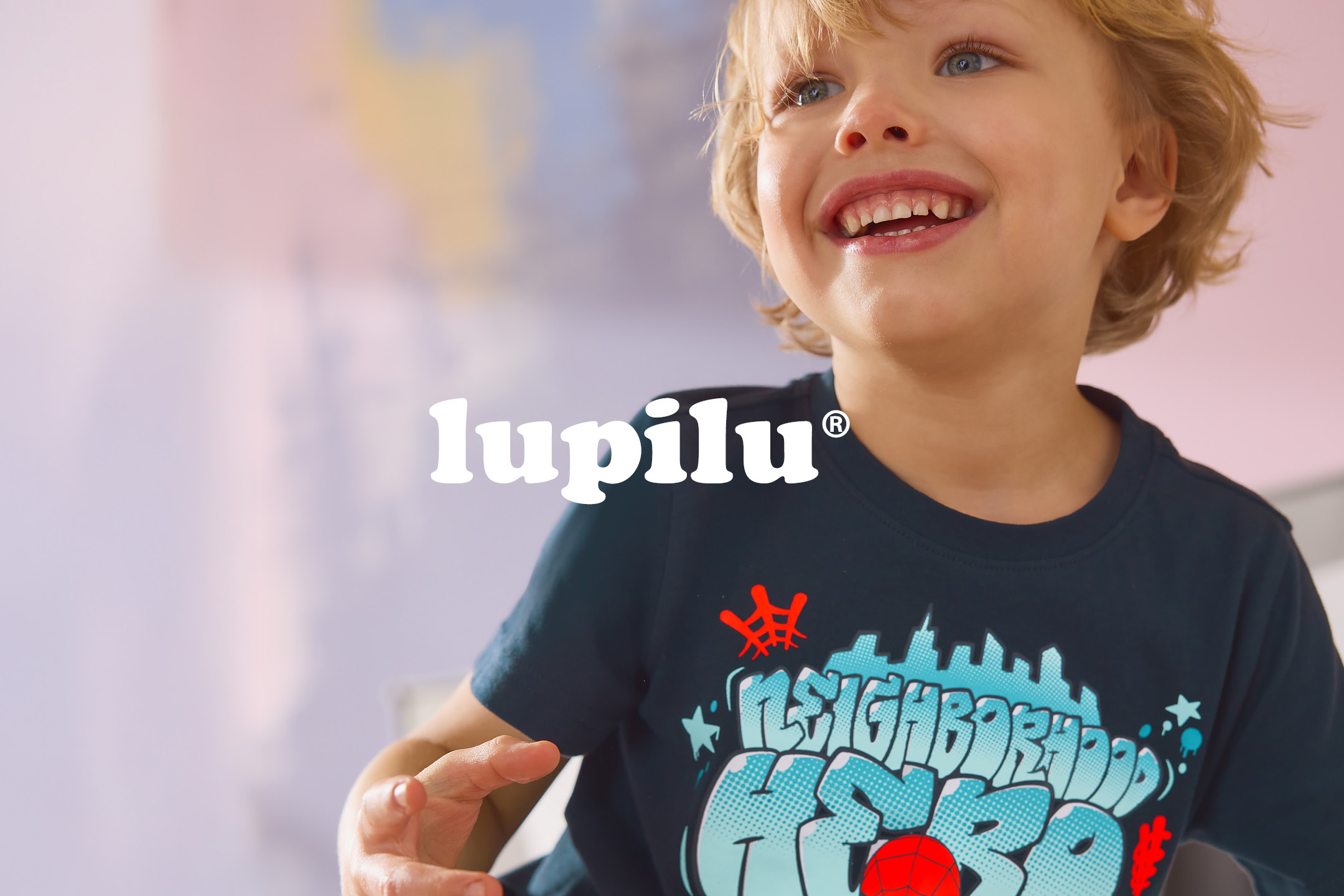 Bambino sorridente con maglietta blu scuro con stampa grafica