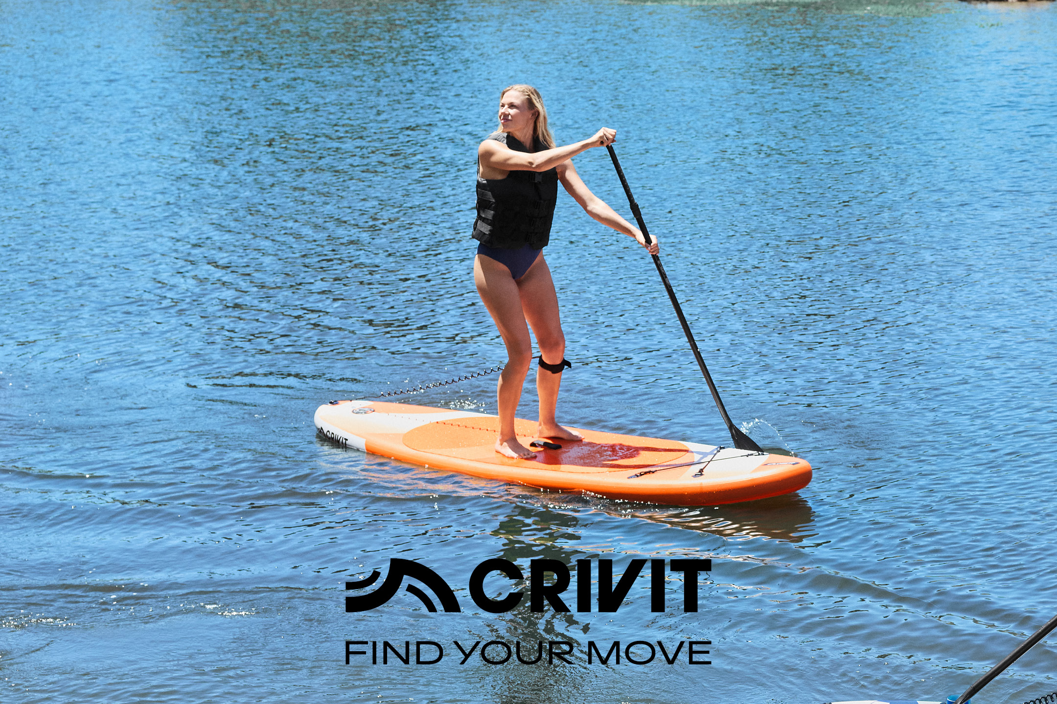 Donna su paddleboard arancione con pagaia, indossa un giubbotto di salvataggio nero. Testo: 'FIND YOUR MOVE'.