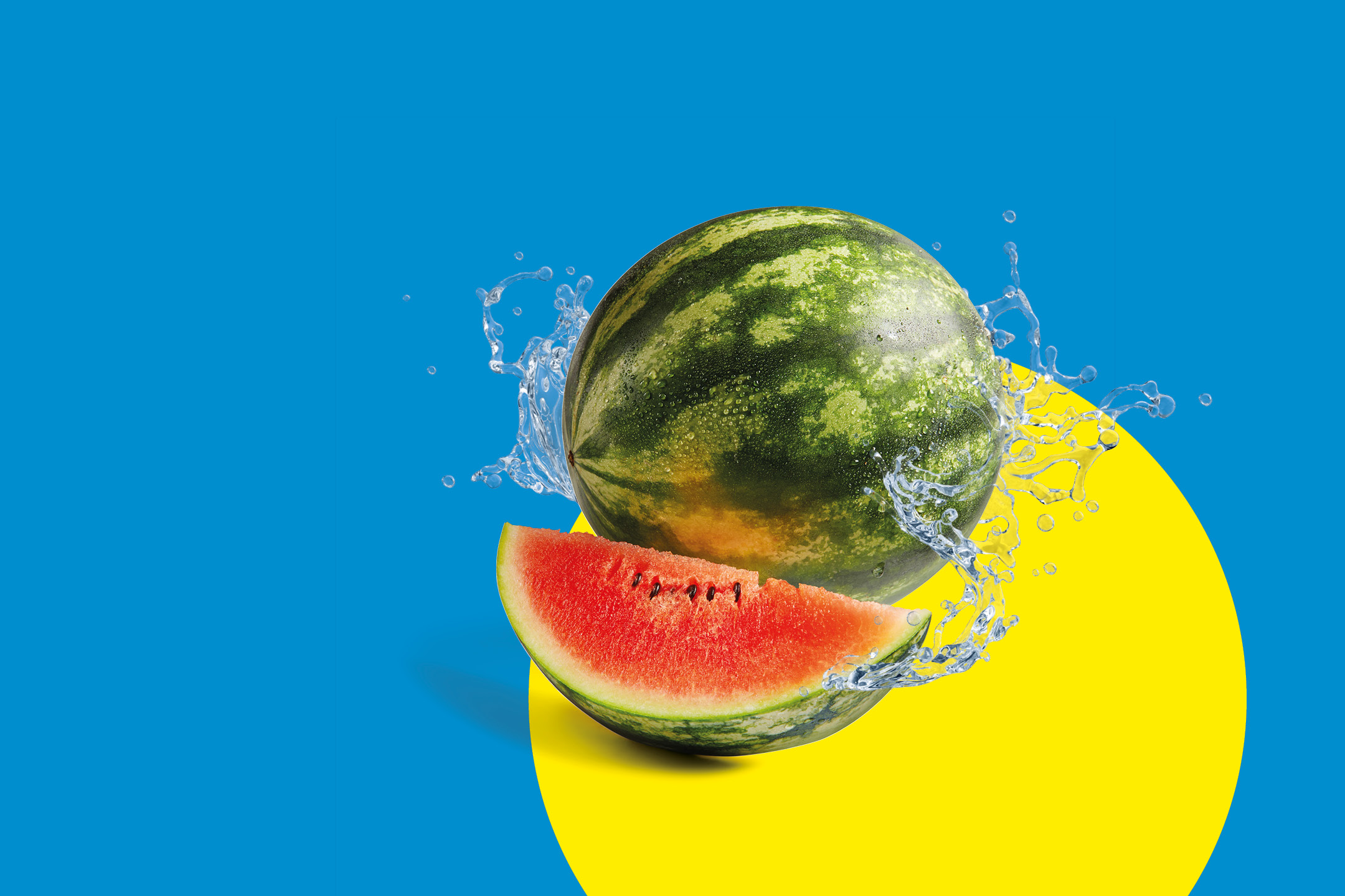 Anguria intera e fetta con schizzi d'acqua su sfondo blu e giallo.
