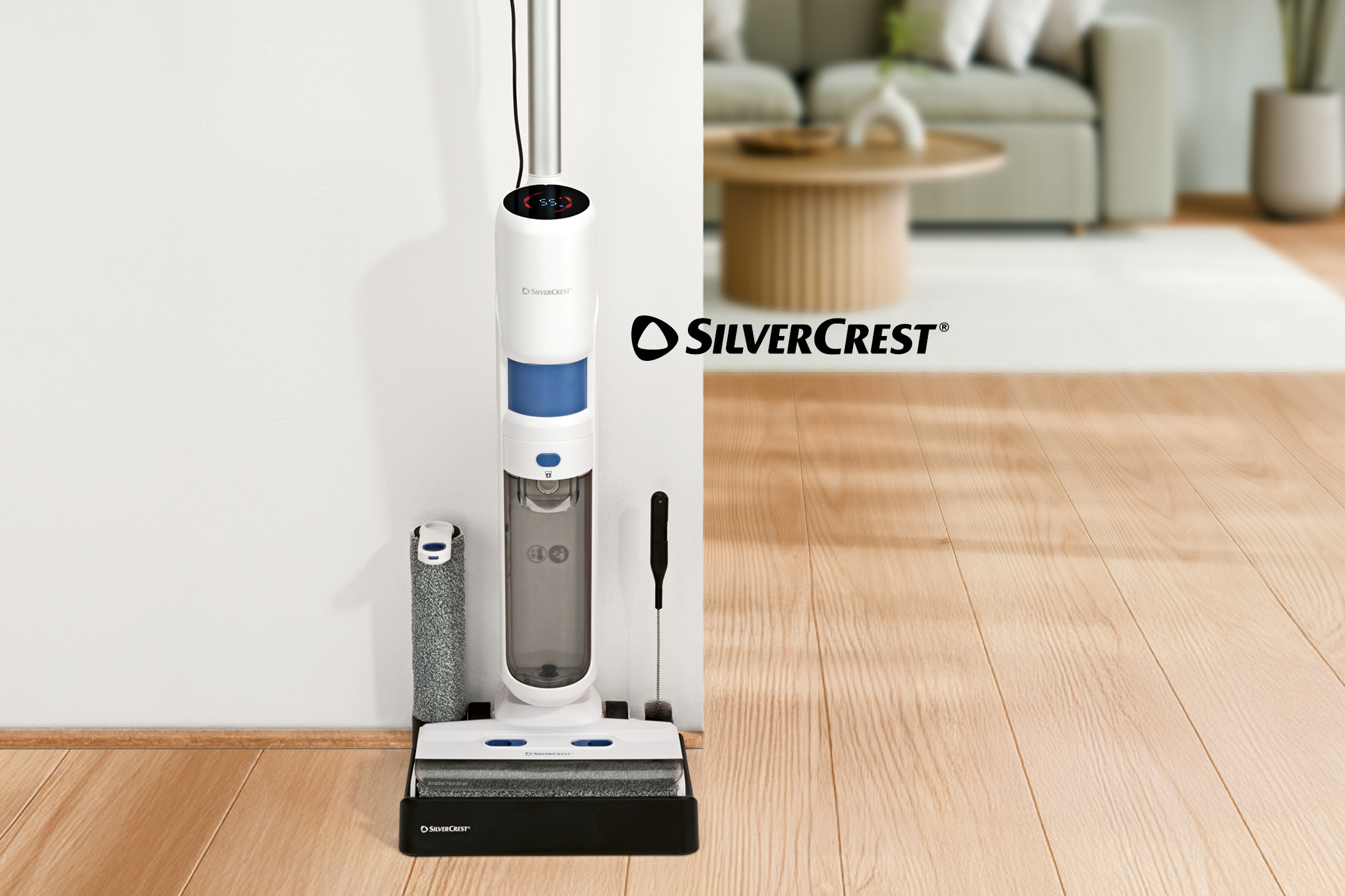 Aspirapolvere e lavapavimenti senza fili bianco e blu con accessori su pavimento in legno.