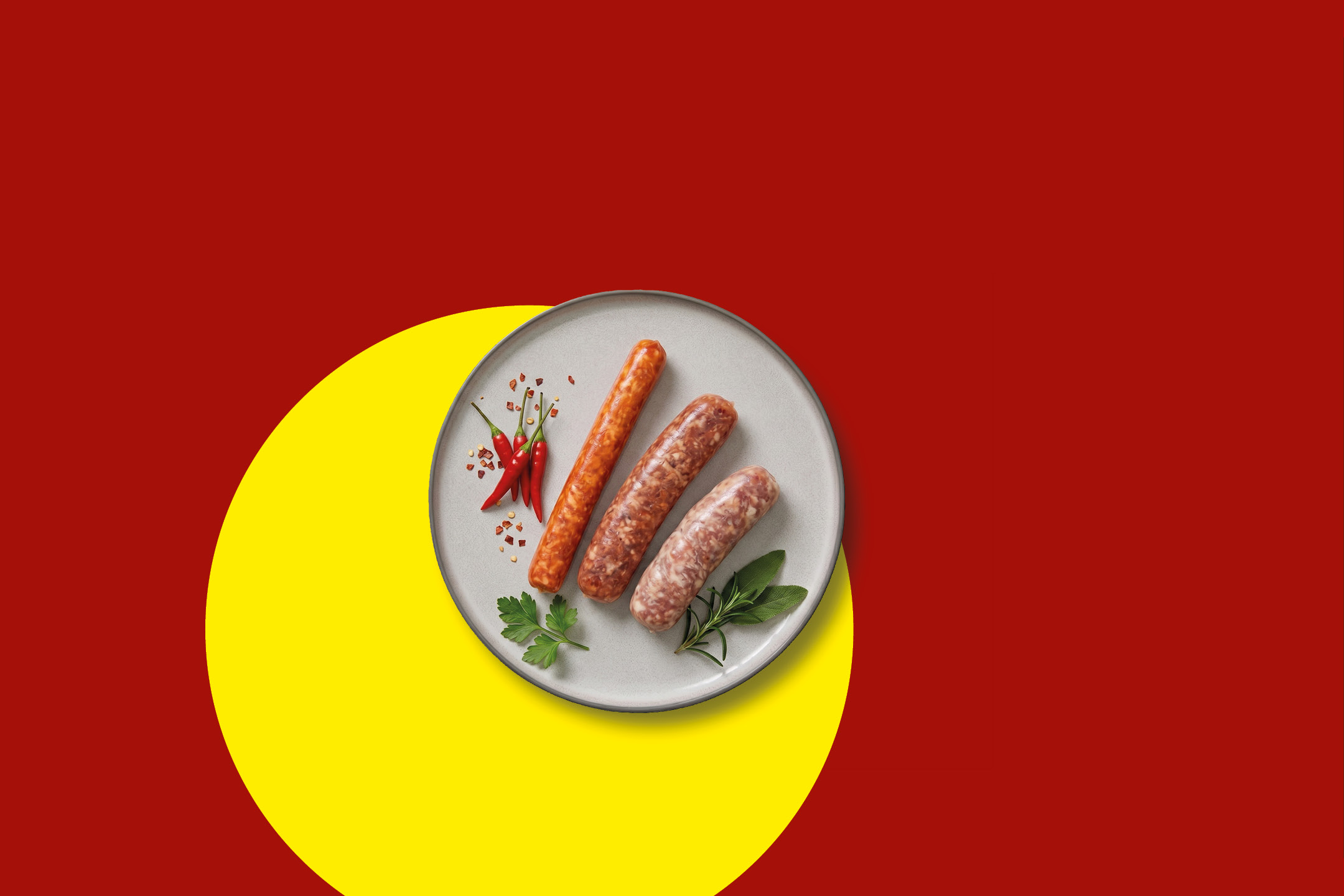 Salsicce crude e peperoncini su un piatto, con sfondo rosso e giallo.