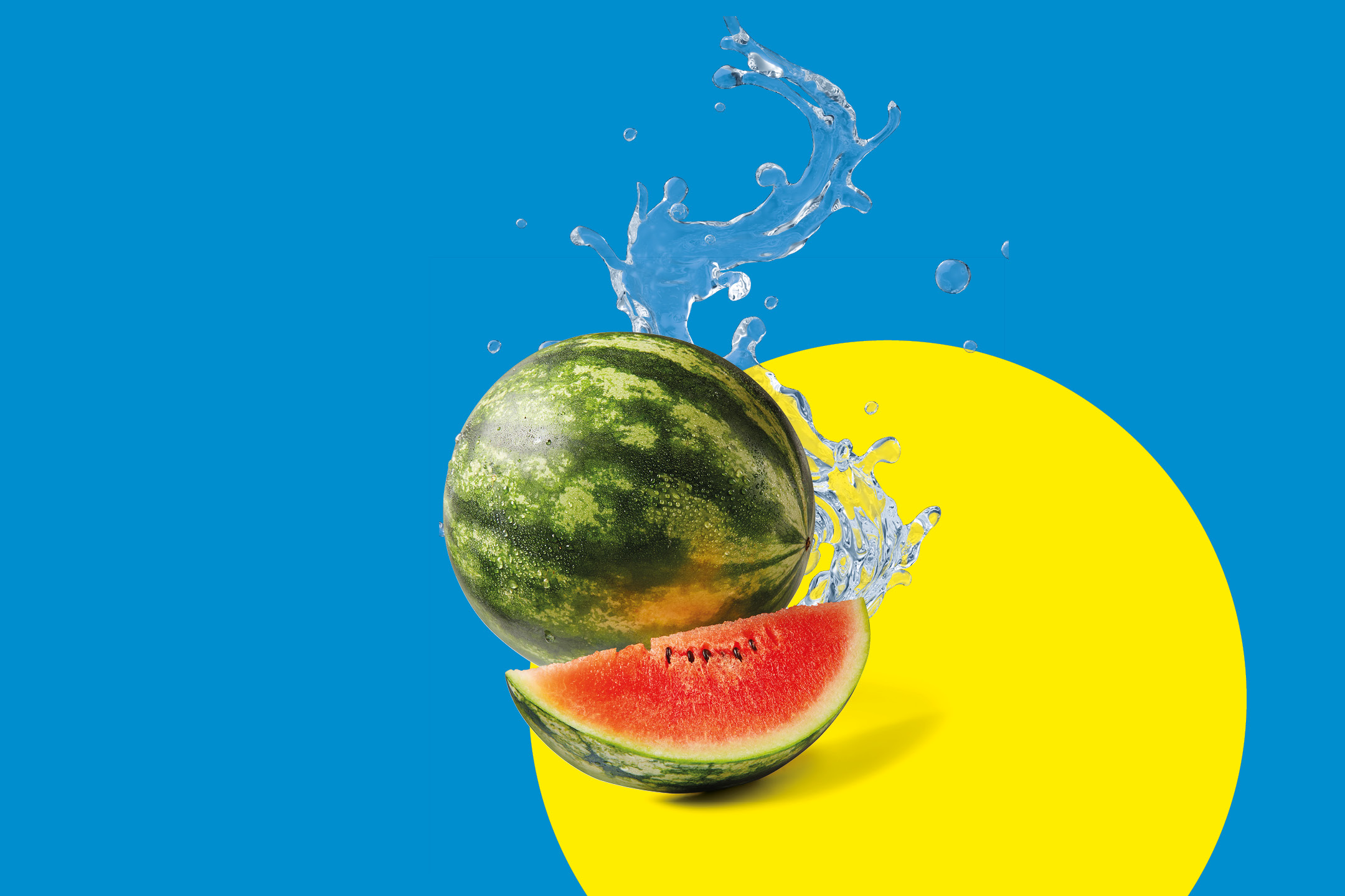 Anguria intera e a spicchi con schizzi d'acqua su sfondo blu e giallo.