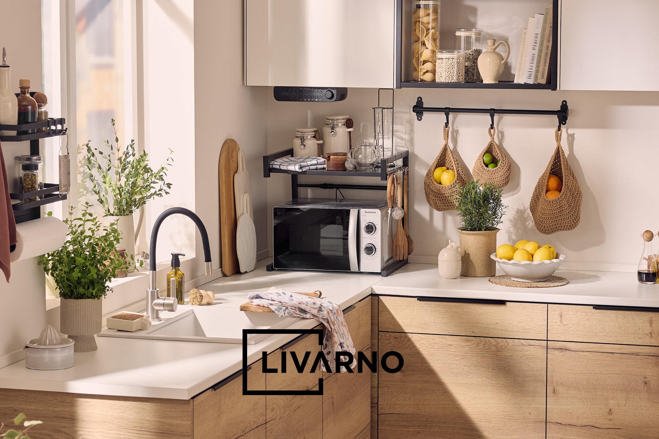 Cucina moderna con lavello, forno a microonde, scaffali e utensili da cucina, con logo Livarno.