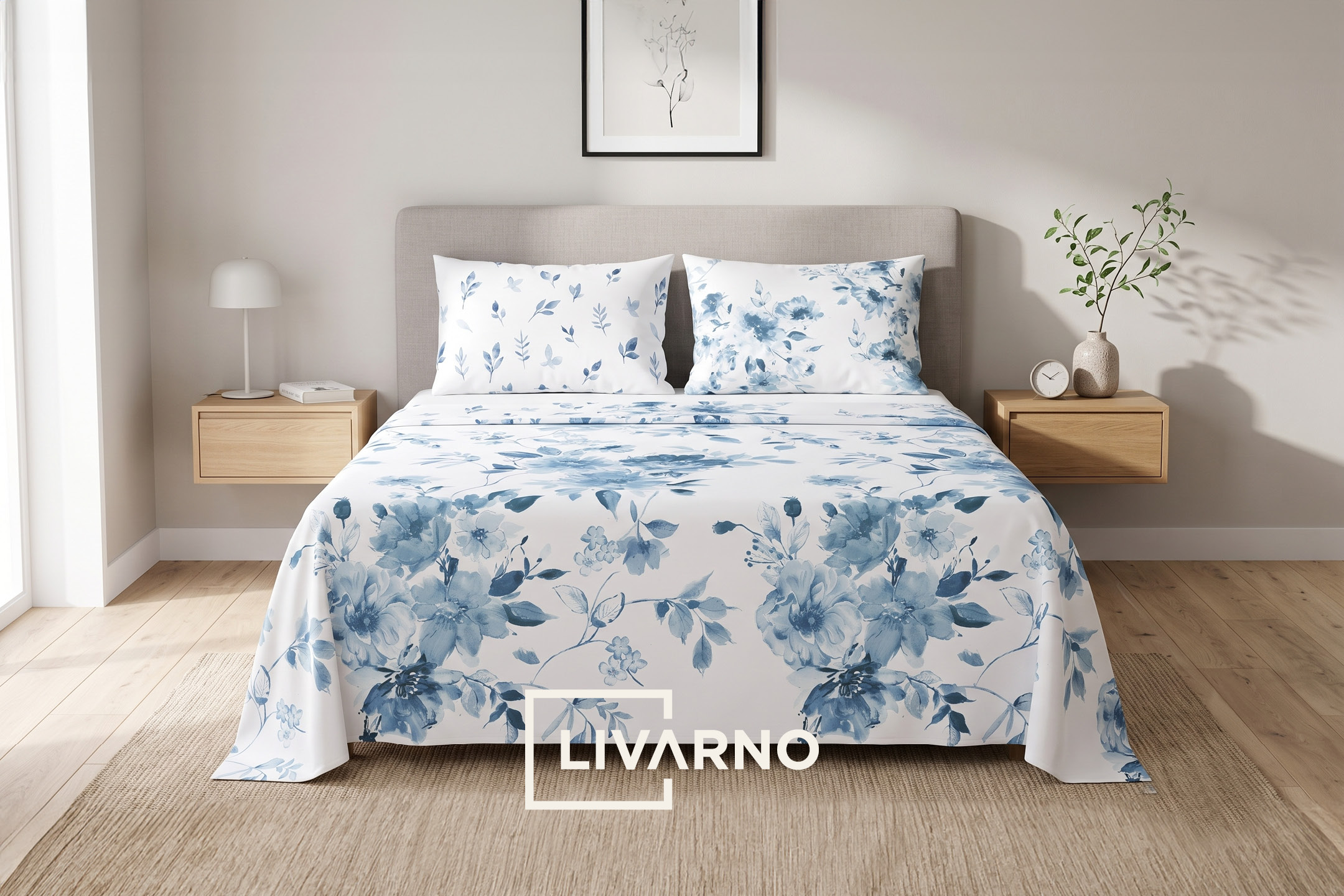 Biancheria da letto floreale blu e bianca in una camera da letto moderna con comodini in legno.