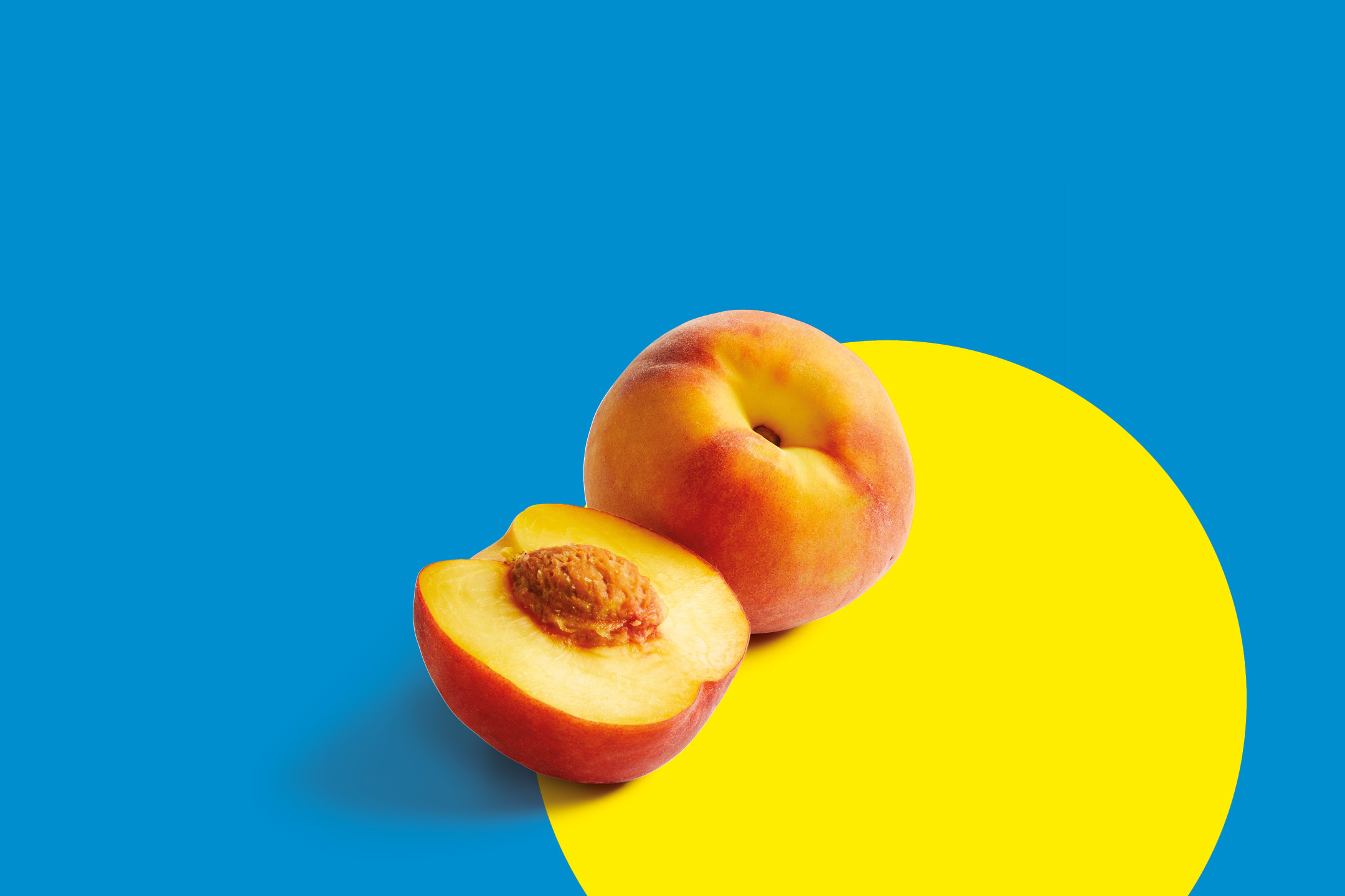 Pesche fresche su sfondo blu e giallo