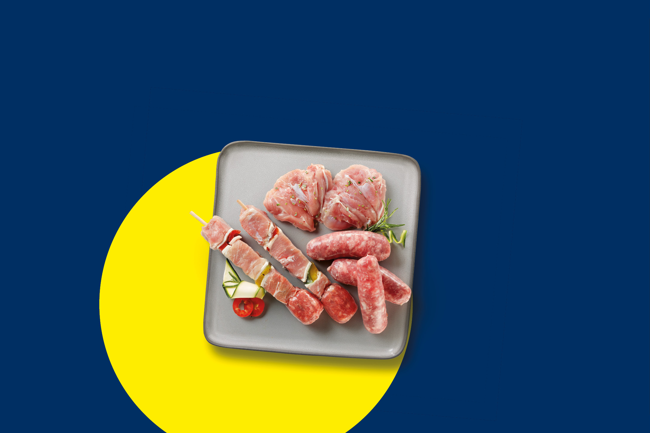 Spiedini di carne, salsicce e carne di pollo su un piatto grigio, con sfondo blu e giallo.