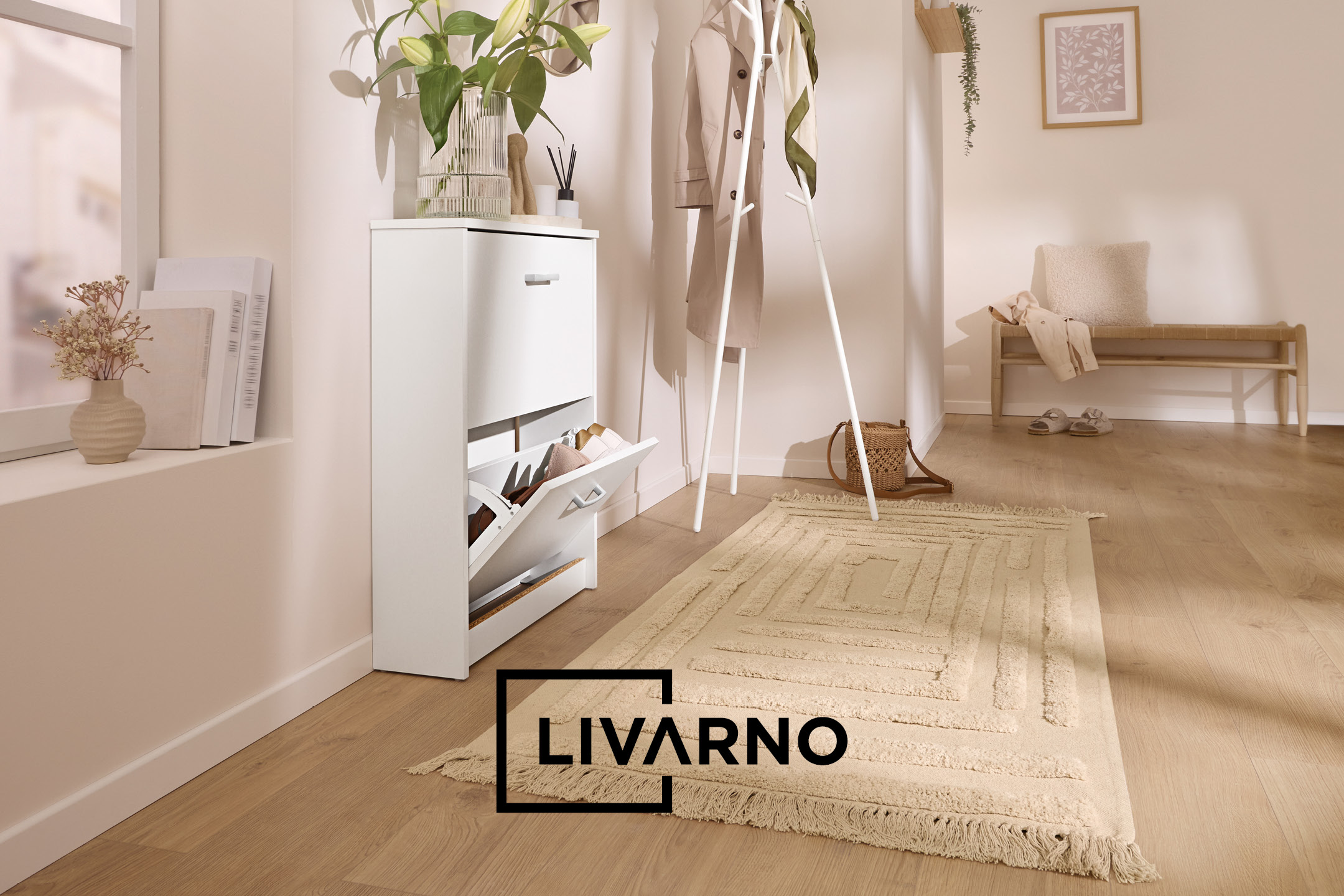 Ingresso moderno con scarpiera bianca, appendiabiti e panca in legno, con il logo LIVARNO.