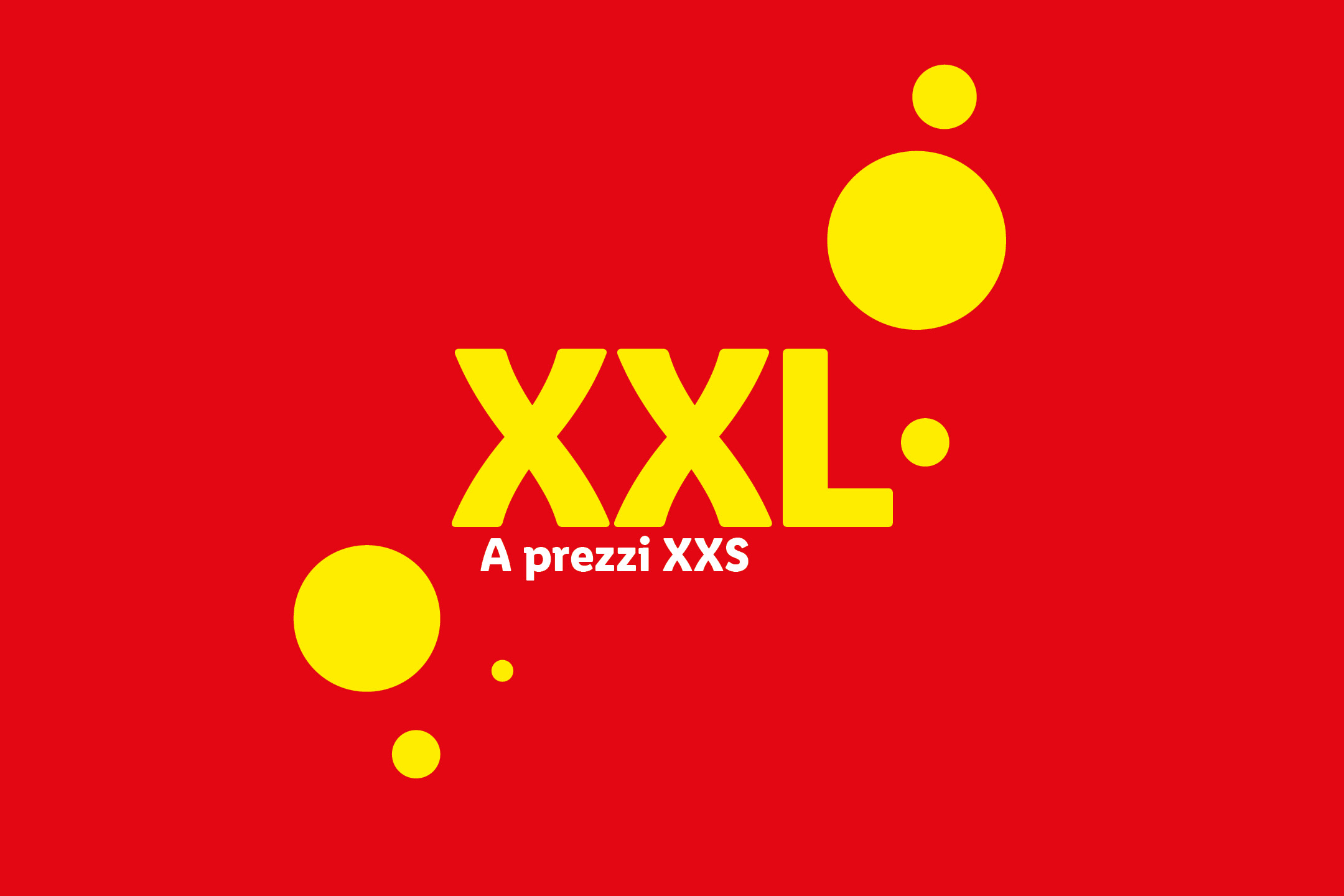 Sfondo rosso con scritte gialle 'XXL A prezzi XXS' e cerchi gialli.