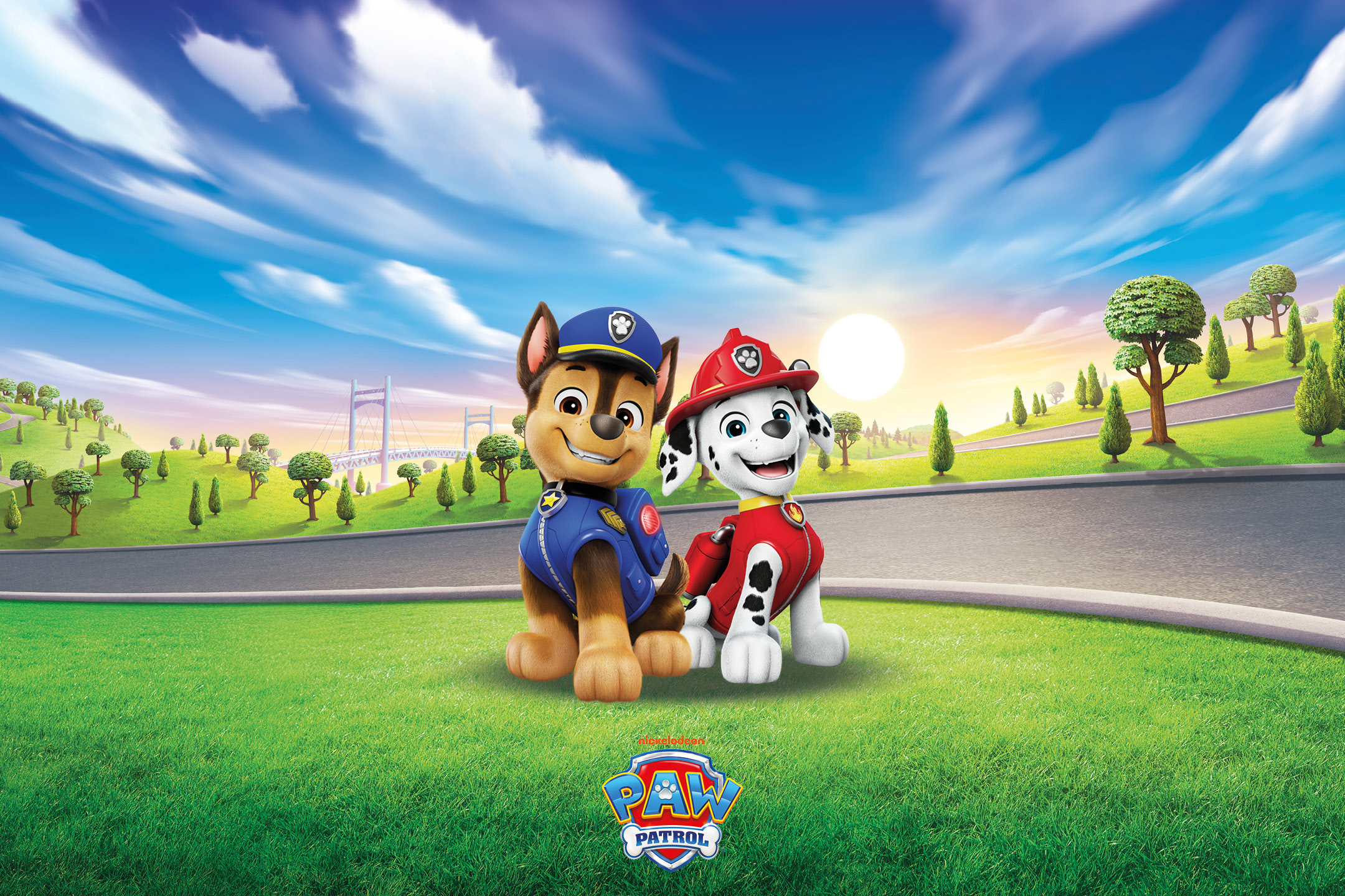 Chase e Marshall di Paw Patrol su una strada con la torre di controllo sullo sfondo.