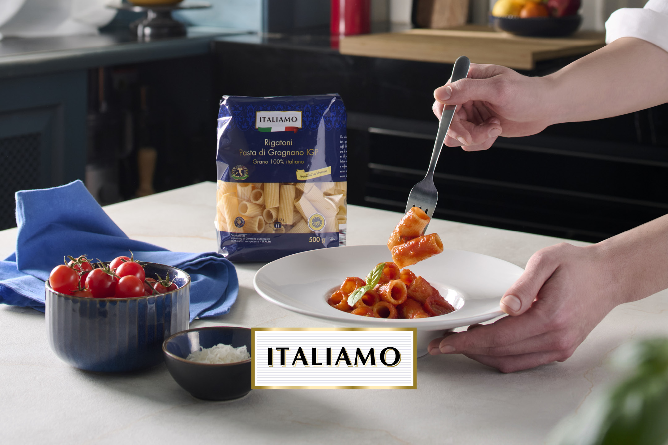 Pasta rigatoni con sugo di pomodoro, pomodorini freschi e un pacco di pasta.