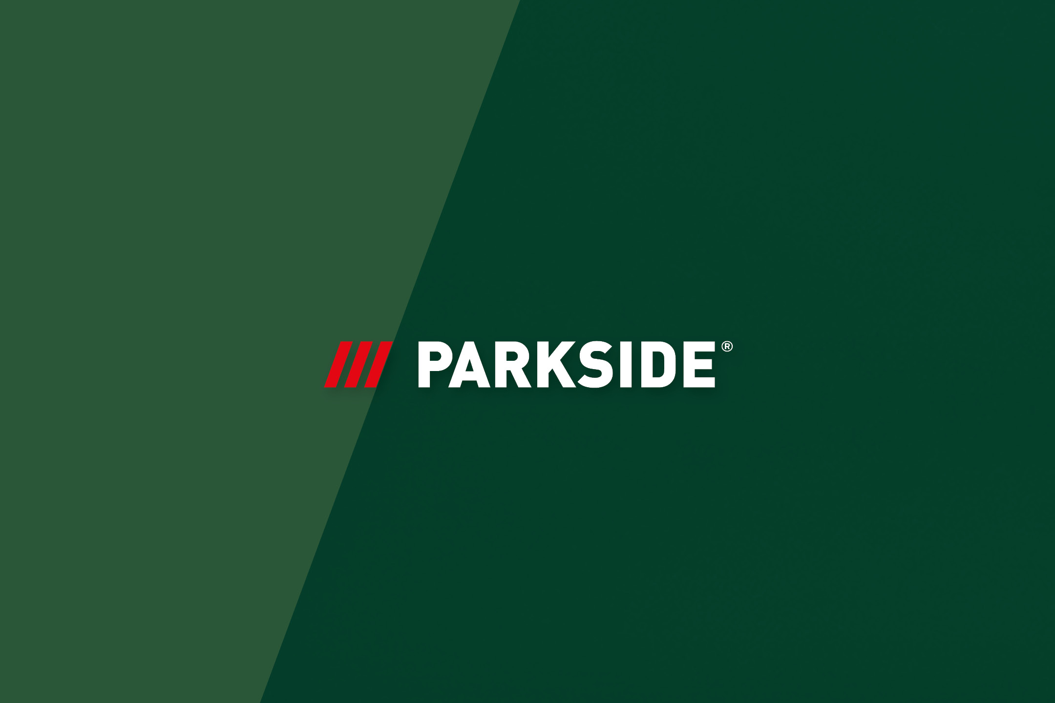 Logo su sfondo verde scuro con tre barre rosse e testo bianco.