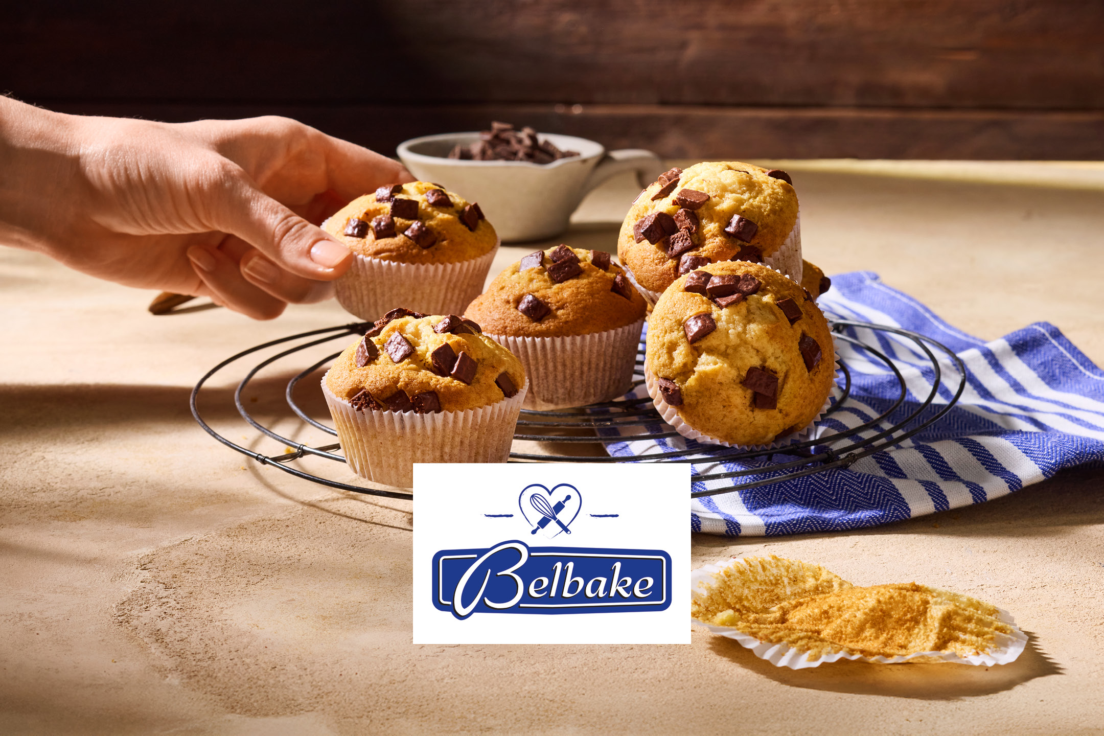 Muffin con gocce di cioccolato disposti su una griglia di raffreddamento.