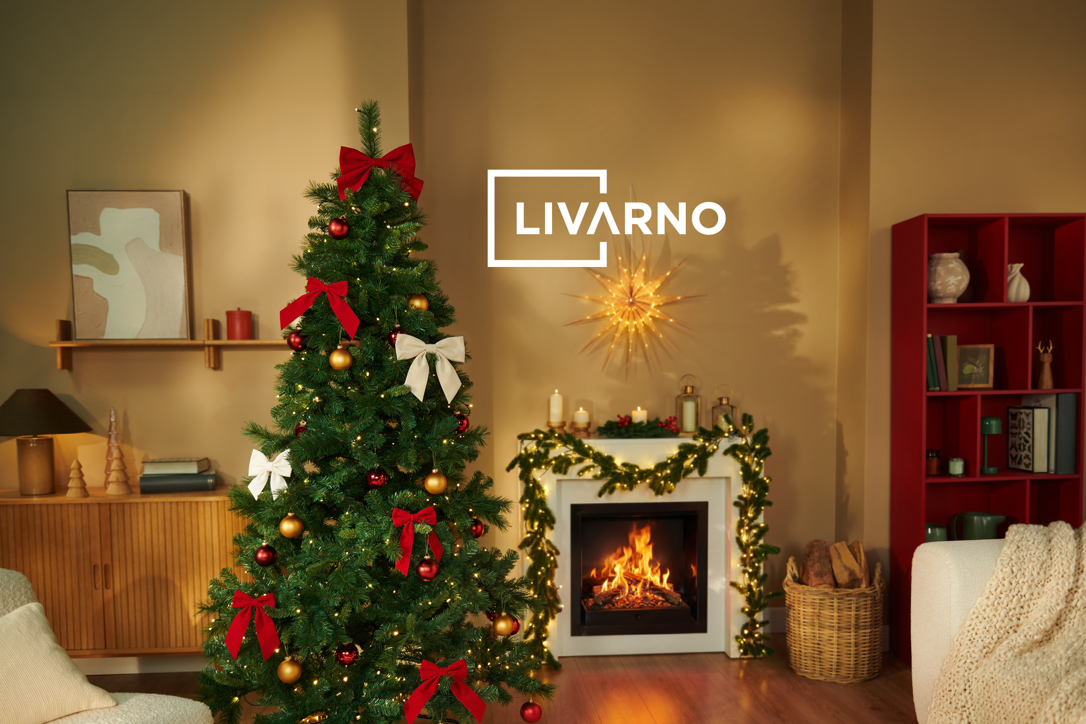 Albero di Natale decorato e caminetto con ghirlanda luminosa in un soggiorno accogliente.