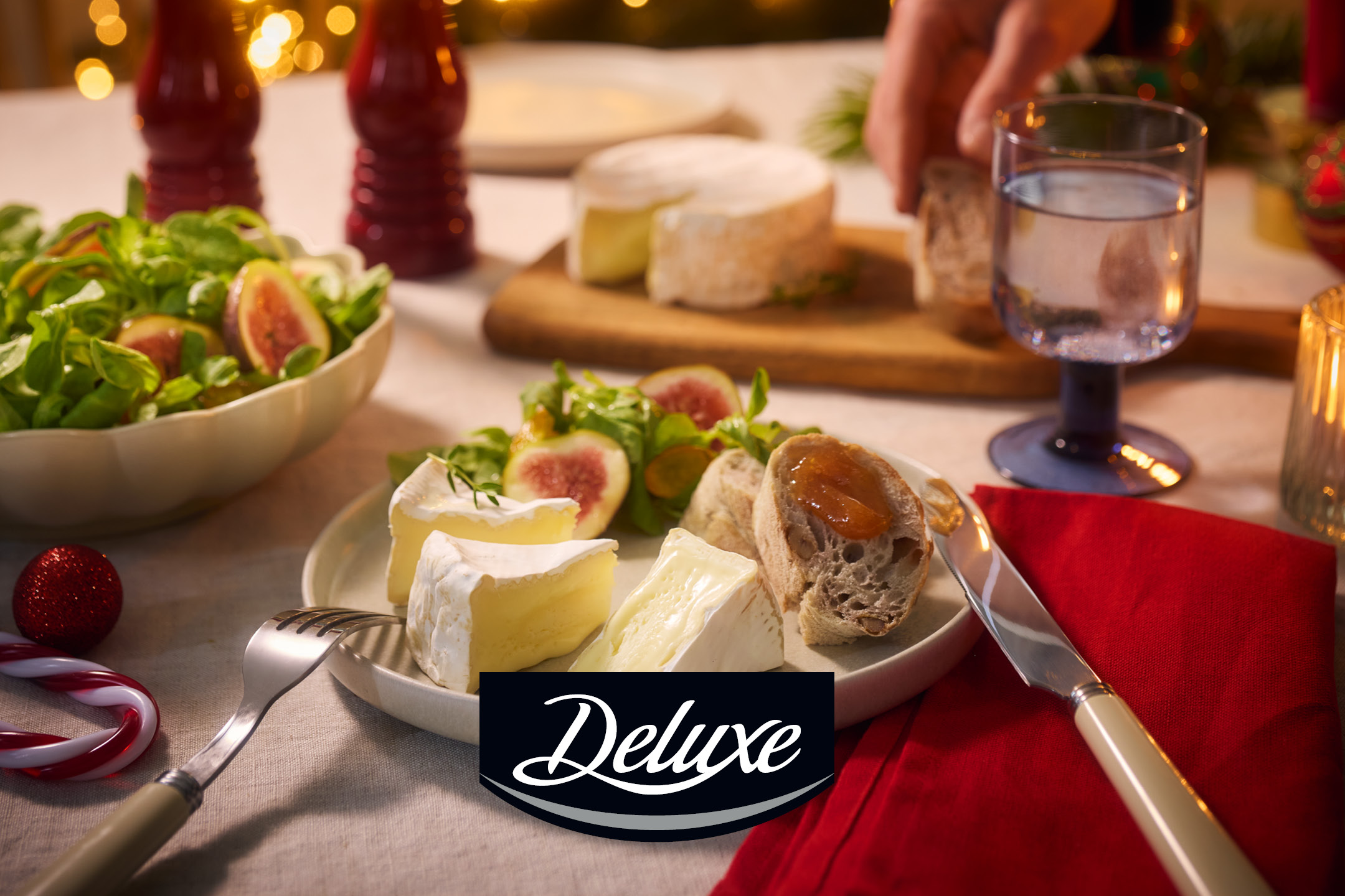 Deluxe formaggio a pasta molle con fichi freschi e pane.