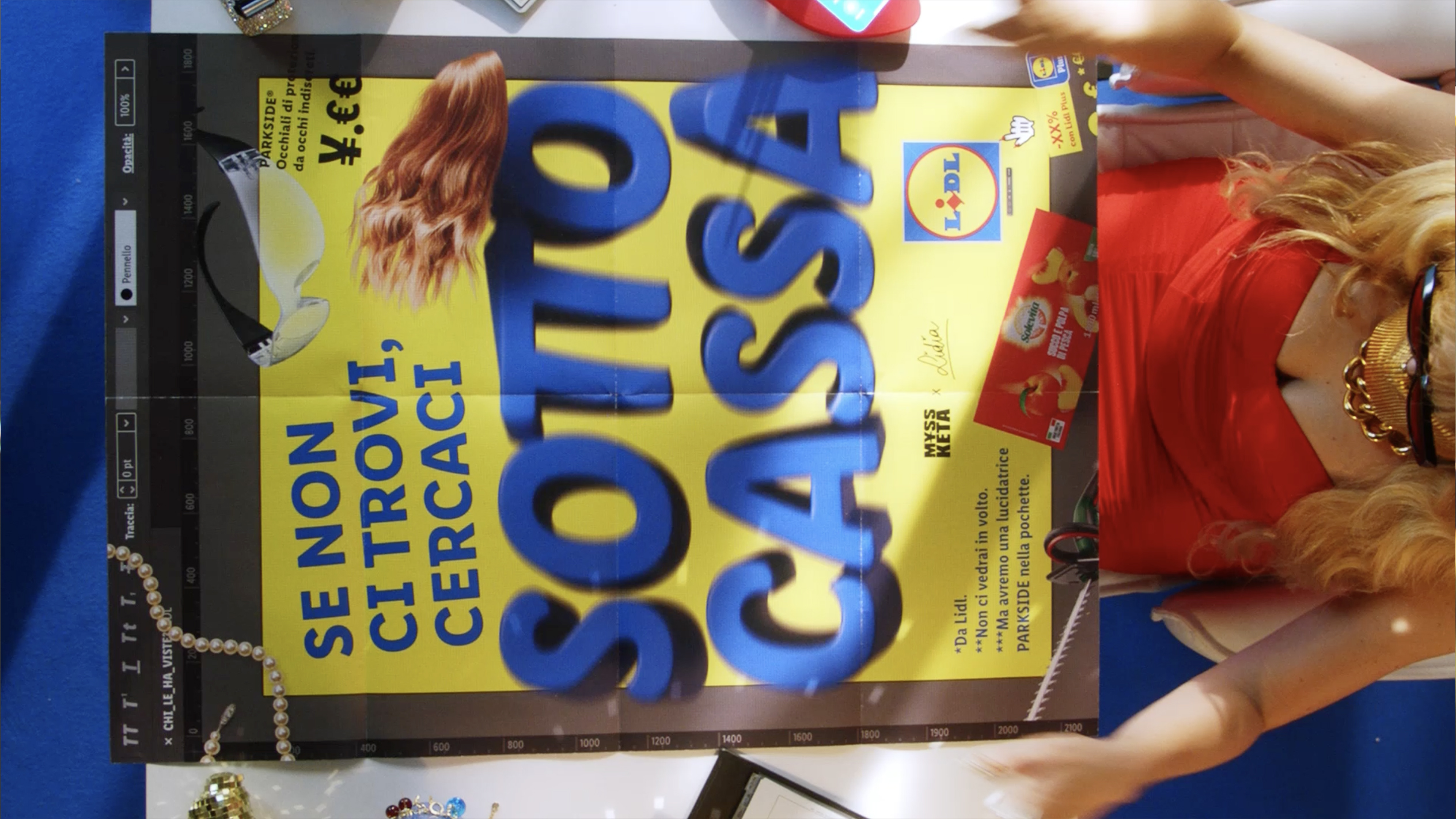 Una donna tiene un poster giallo con occhiali da sole, capelli, il logo Lidl e un succo di pesca.