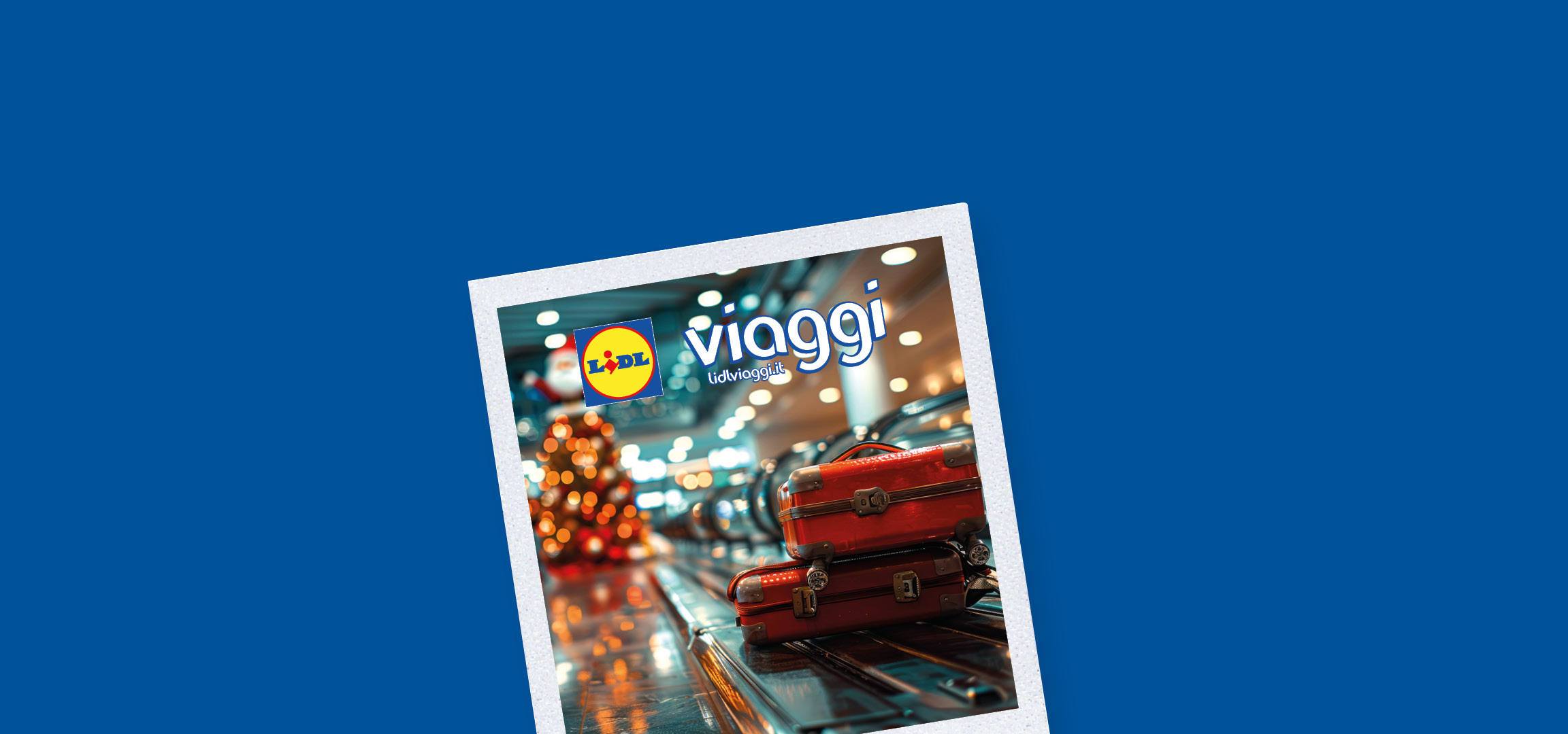 Valigie rosse su un tapis roulant in aeroporto con luci sfocate e il logo Lidl Viaggi.