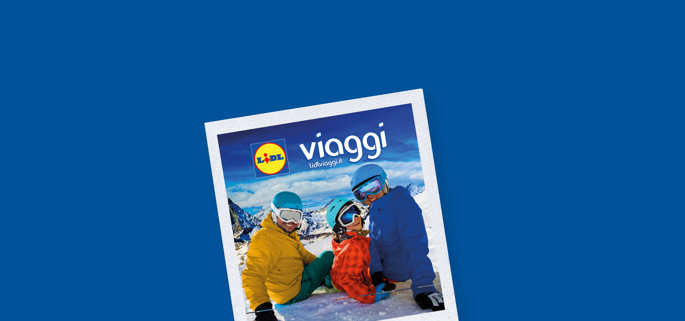 Una famiglia che sorride seduta sulla neve, con sci e bastoncini da sci, montagne innevate sullo sfondo, con il logo Lidl Viaggi.