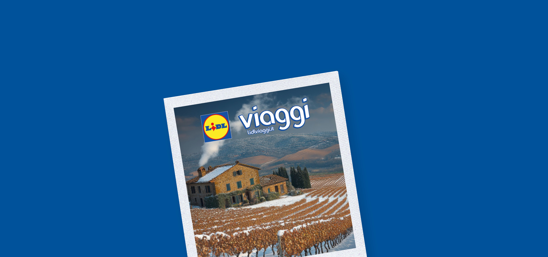 Casa colonica innevata con vigneti e logo Lidl Viaggi.