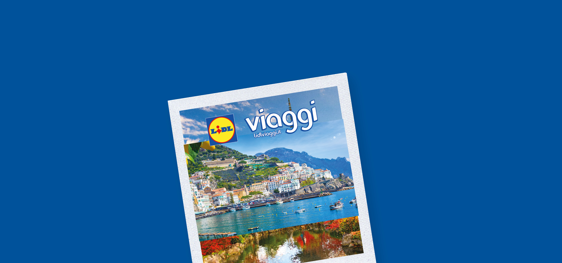 Lidl Viaggi: Amalfi con limoni in primo piano e montagne sullo sfondo.