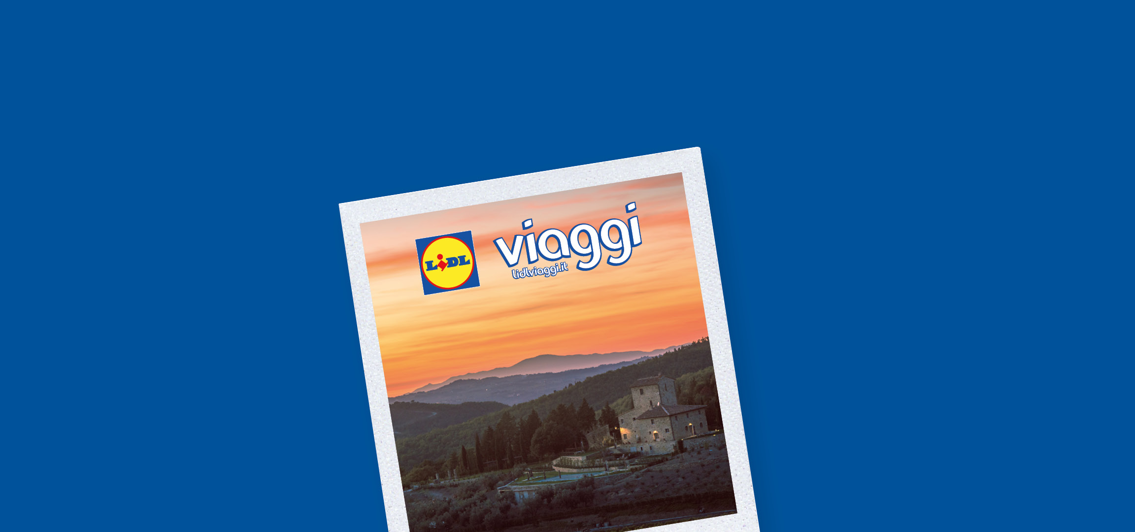 Paesaggio toscano al tramonto con un casale in pietra e il logo Lidl Viaggi.
