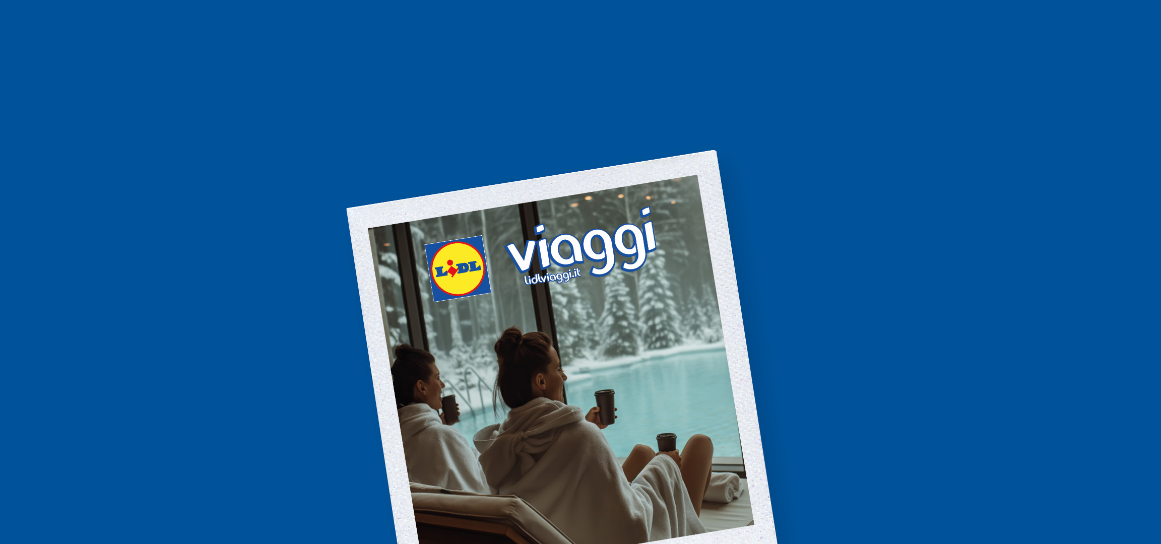 Due donne in accappatoio con tazze, guardano una piscina esterna innevata. Logo Lidl Viaggi.