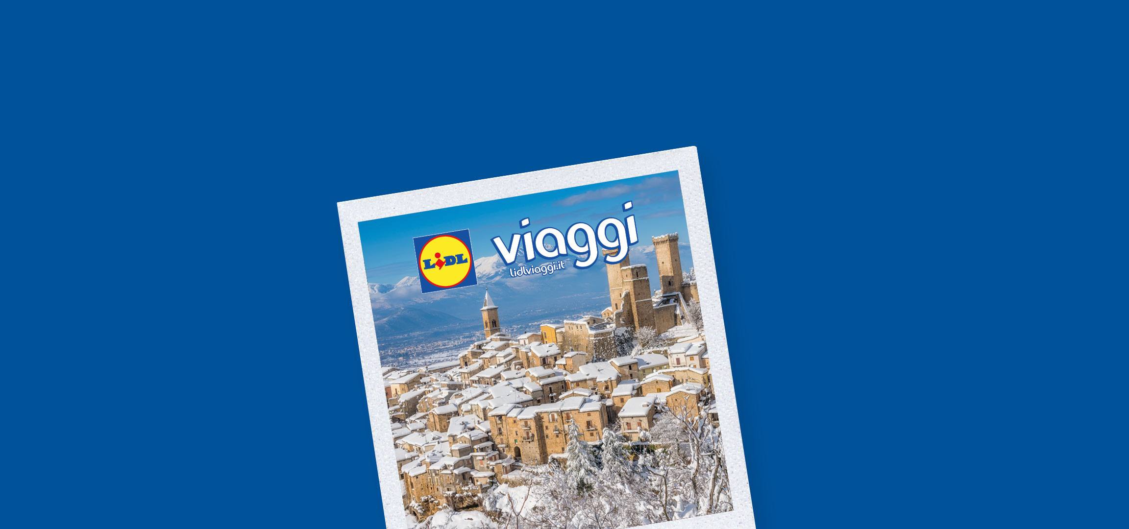 Paesaggio invernale con case innevate, montagne e il logo Lidl Viaggi.