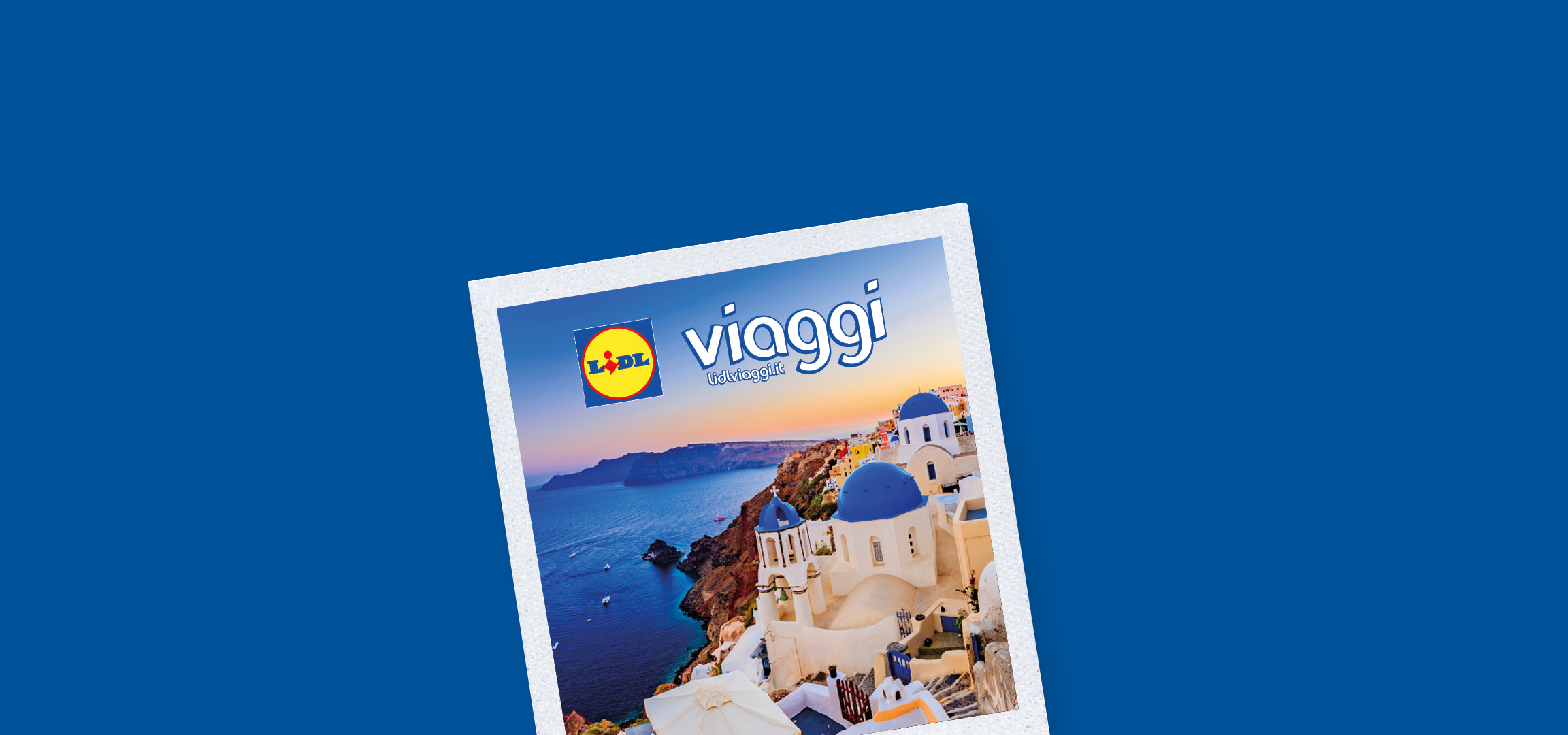 Lidl Viaggi: Santorini al tramonto con case bianche e cupole blu, mare e navi.