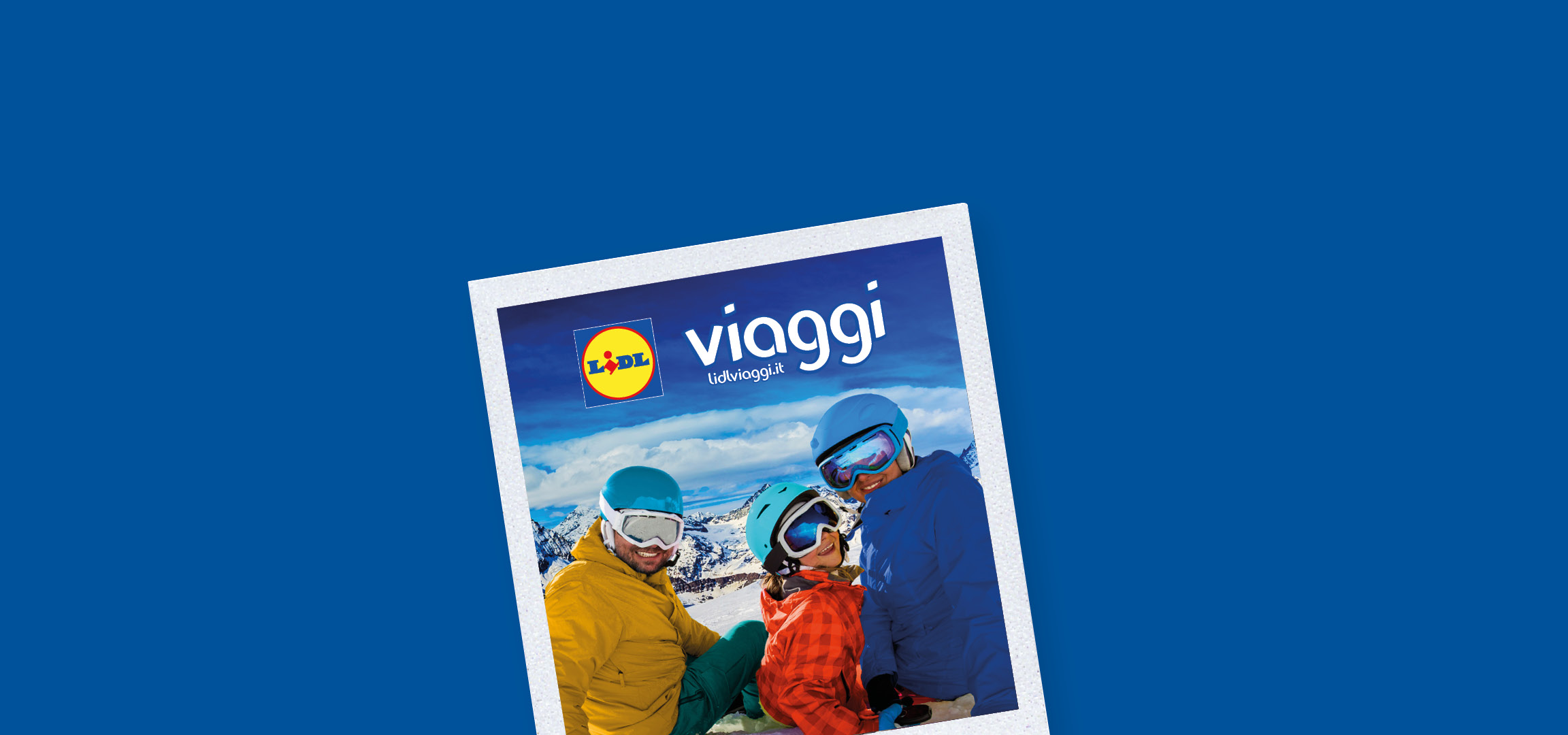Famiglia con attrezzatura da sci su una montagna innevata, e logo Lidl Viaggi.