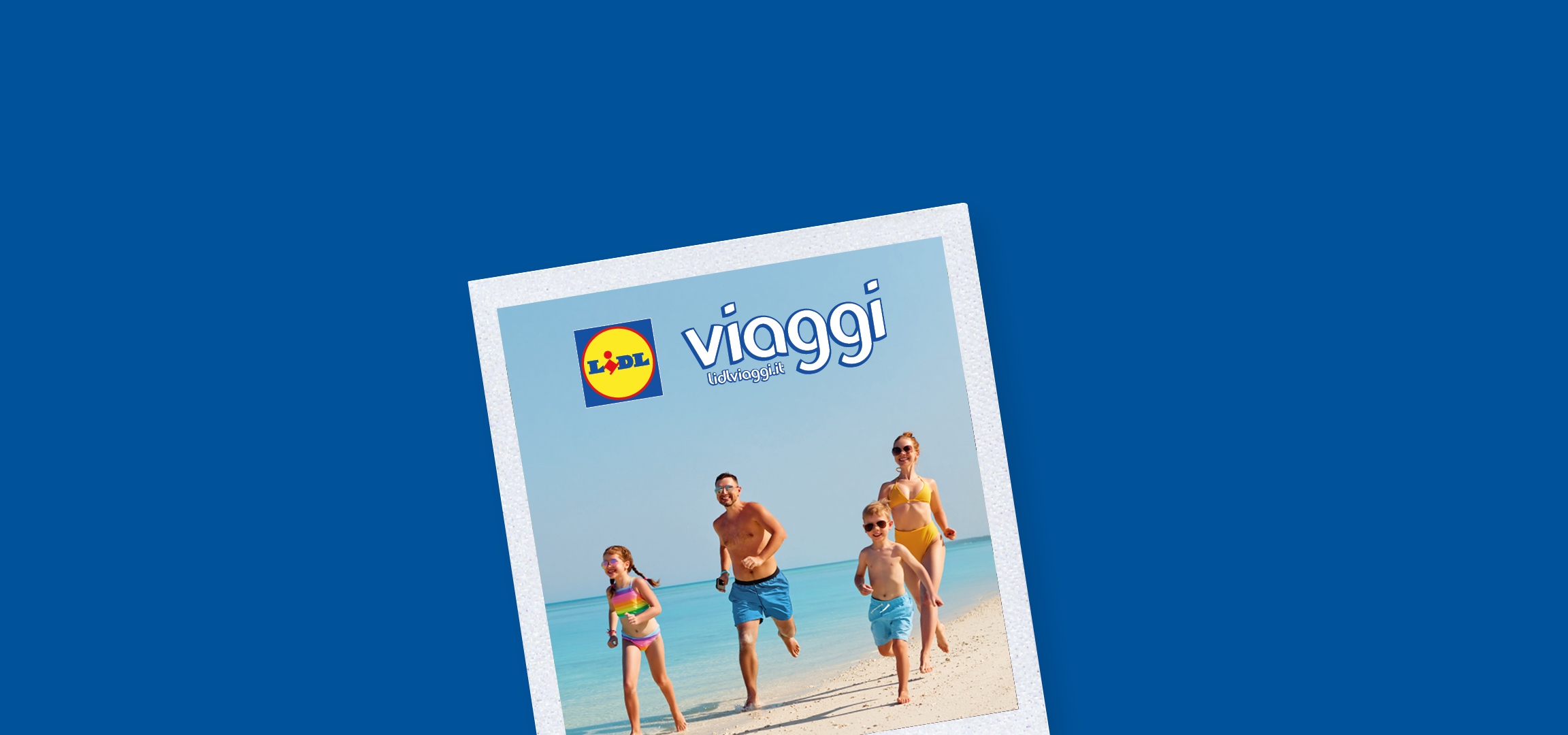 Famiglia felice che corre sulla spiaggia con mare cristallino, logo Lidl Viaggi.