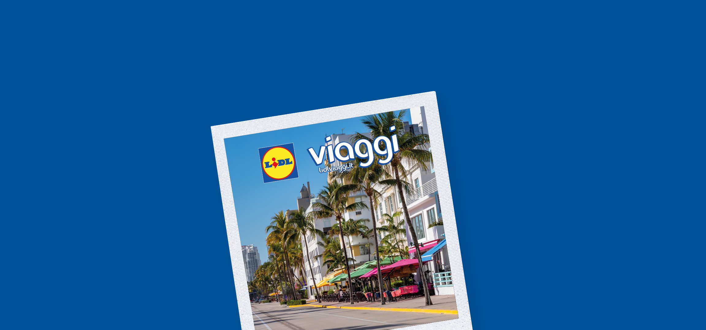 Palme e edifici colorati lungo una strada costiera, con il logo Viaggi in primo piano.