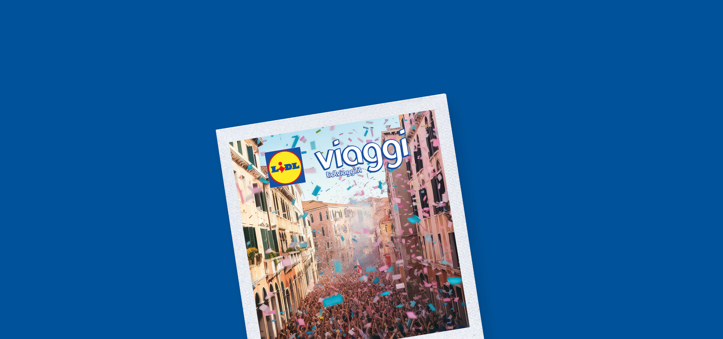 Una folla festante in una strada stretta con coriandoli e il logo Viaggi.