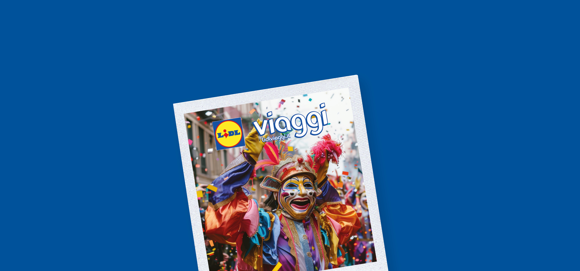 Persone in maschera e costumi colorati festeggiano con coriandoli in strada, e logo Lidl Viaggi.