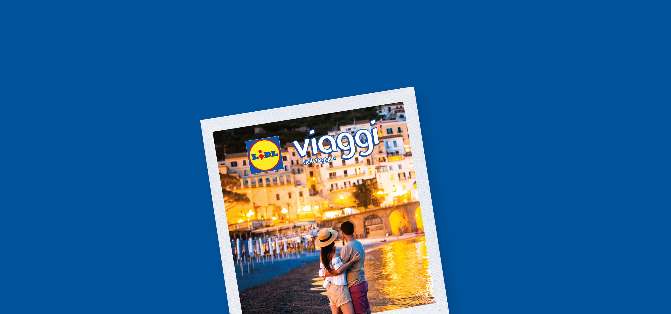 Coppia sulla spiaggia di notte con luci brillanti e il logo Lidl Viaggi.