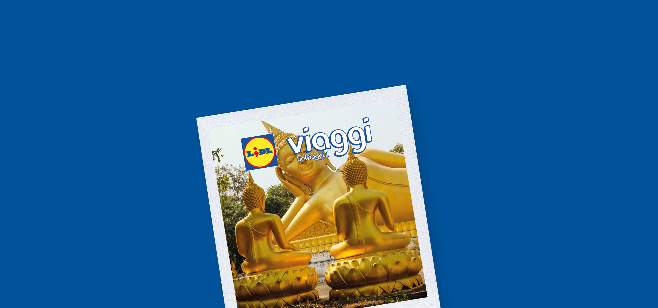 Statue dorate di Buddha in un tempio, con una grande statua reclinata e diverse più piccole sedute; logo Lidl Viaggi.