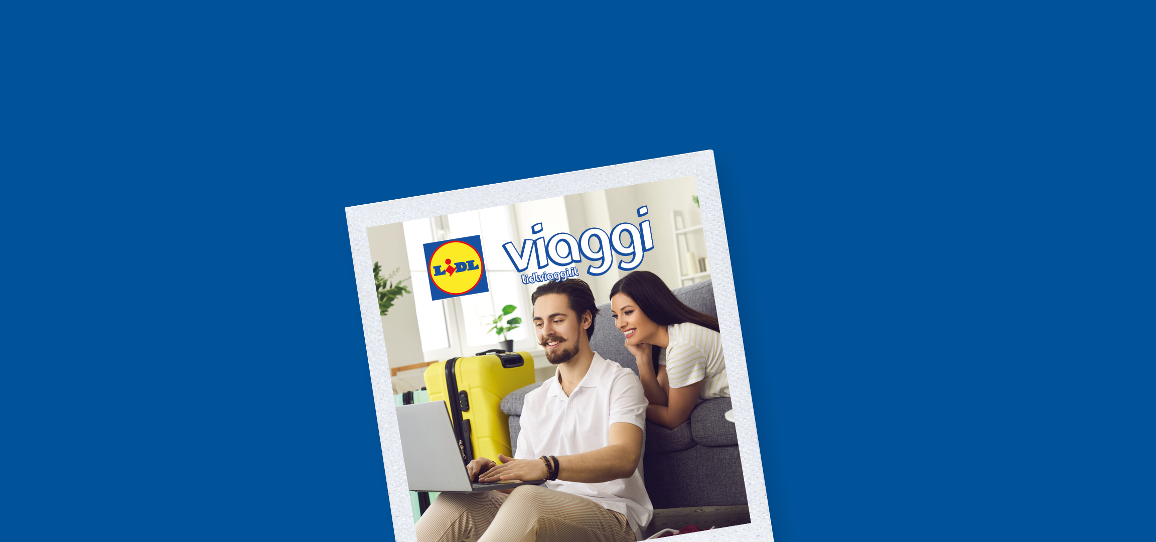 Coppia sorridente che pianifica un viaggio su un laptop, con valigie e un mappamondo, e logo Lidl Viaggi.