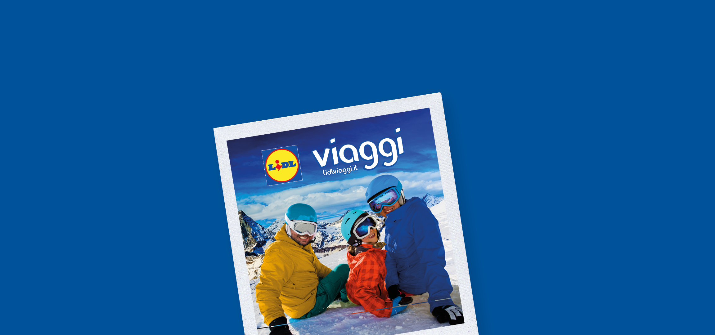 Sci e bastoncini da sci in primo piano con montagne innevate e persone che sciano sullo sfondo, e logo Lidl Viaggi