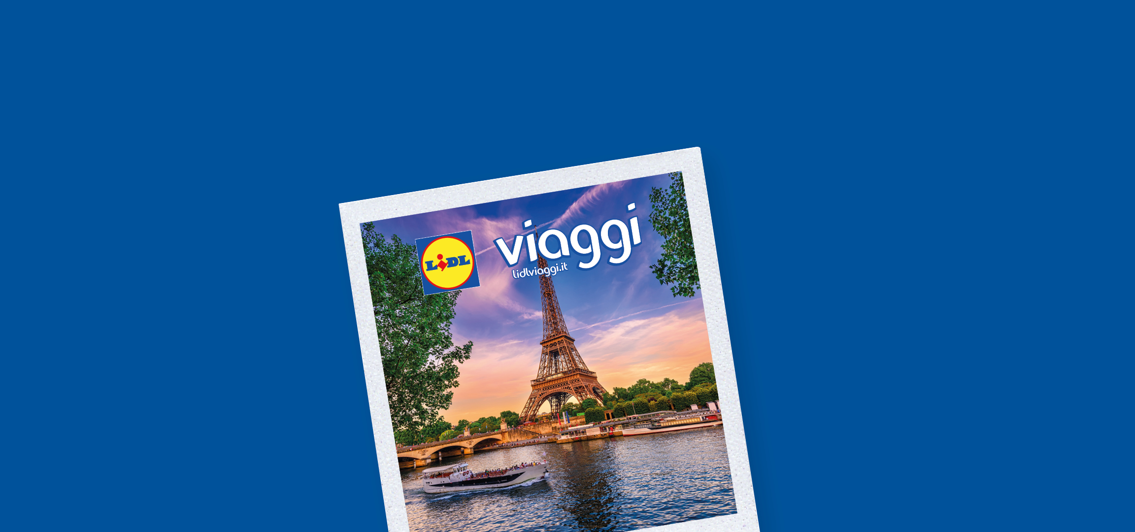 La Torre Eiffel al tramonto con un ponte e barche sul fiume, con logo Lidl Viaggi.